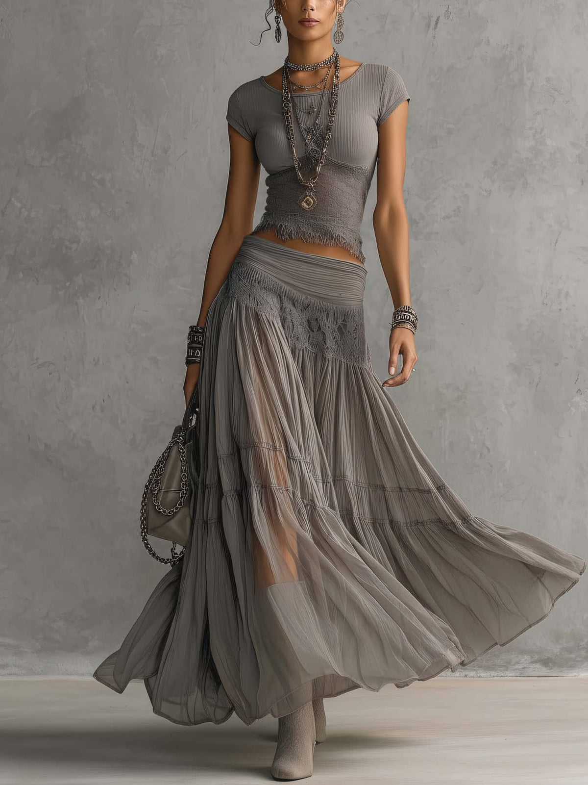 Conjunto Gris de Top con Paneles de Encaje Transparente y Falda Maxi Plisada
