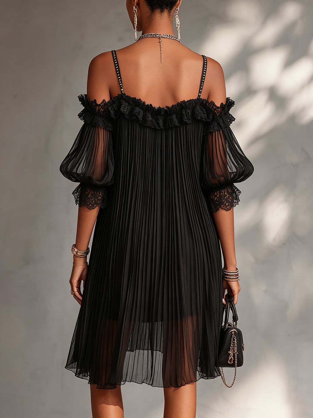 VictorIa| Mini vestido negro de muselina con hombros al aire y ribete de encaje