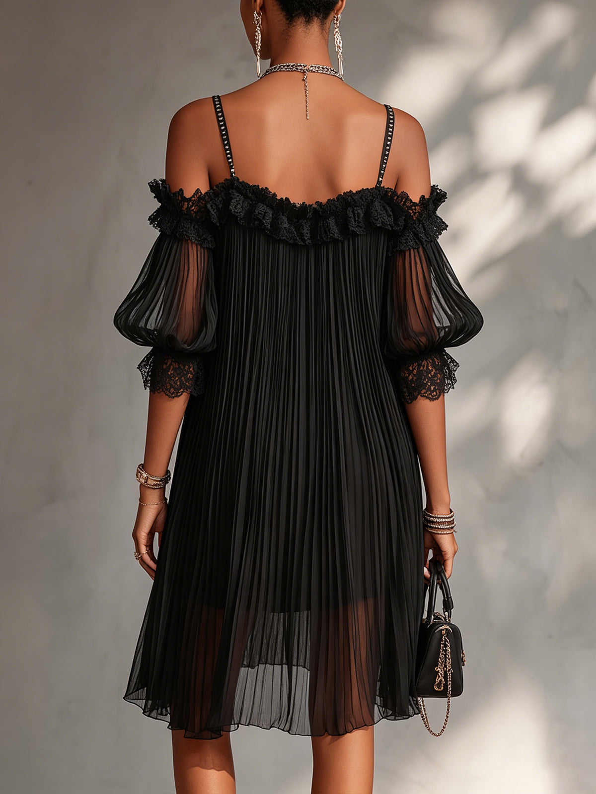 VictorIa| Mini vestido negro de muselina con hombros al aire y ribete de encaje