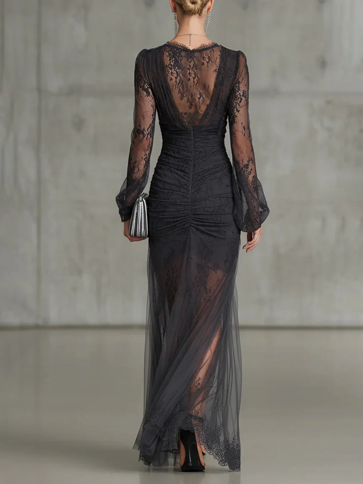 Vestido Maxi Gris Oscuro de Encaje Transparente Fruncido con Manga Larga y Abertura