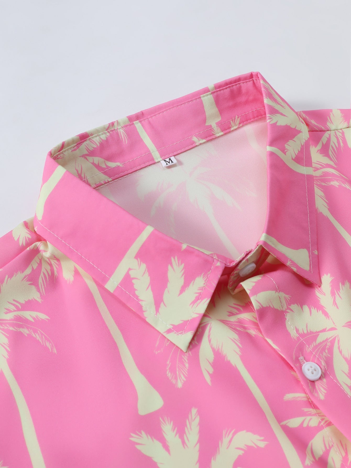 Camisa abotonada con estampado de palmeras y bañador corto