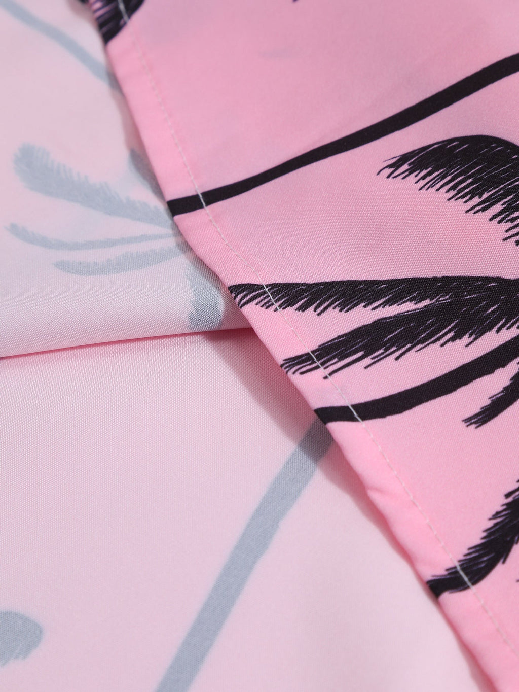 Camisa abotonada con estampado de palmeras y bañador corto