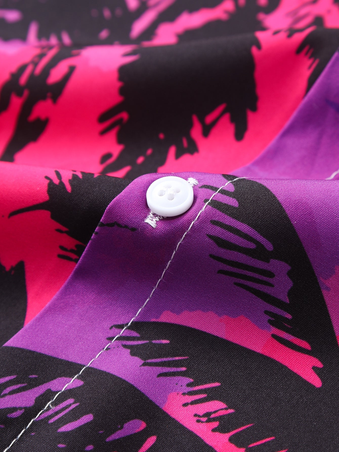 Camisa abotonada con estampado de palmeras y bañador corto