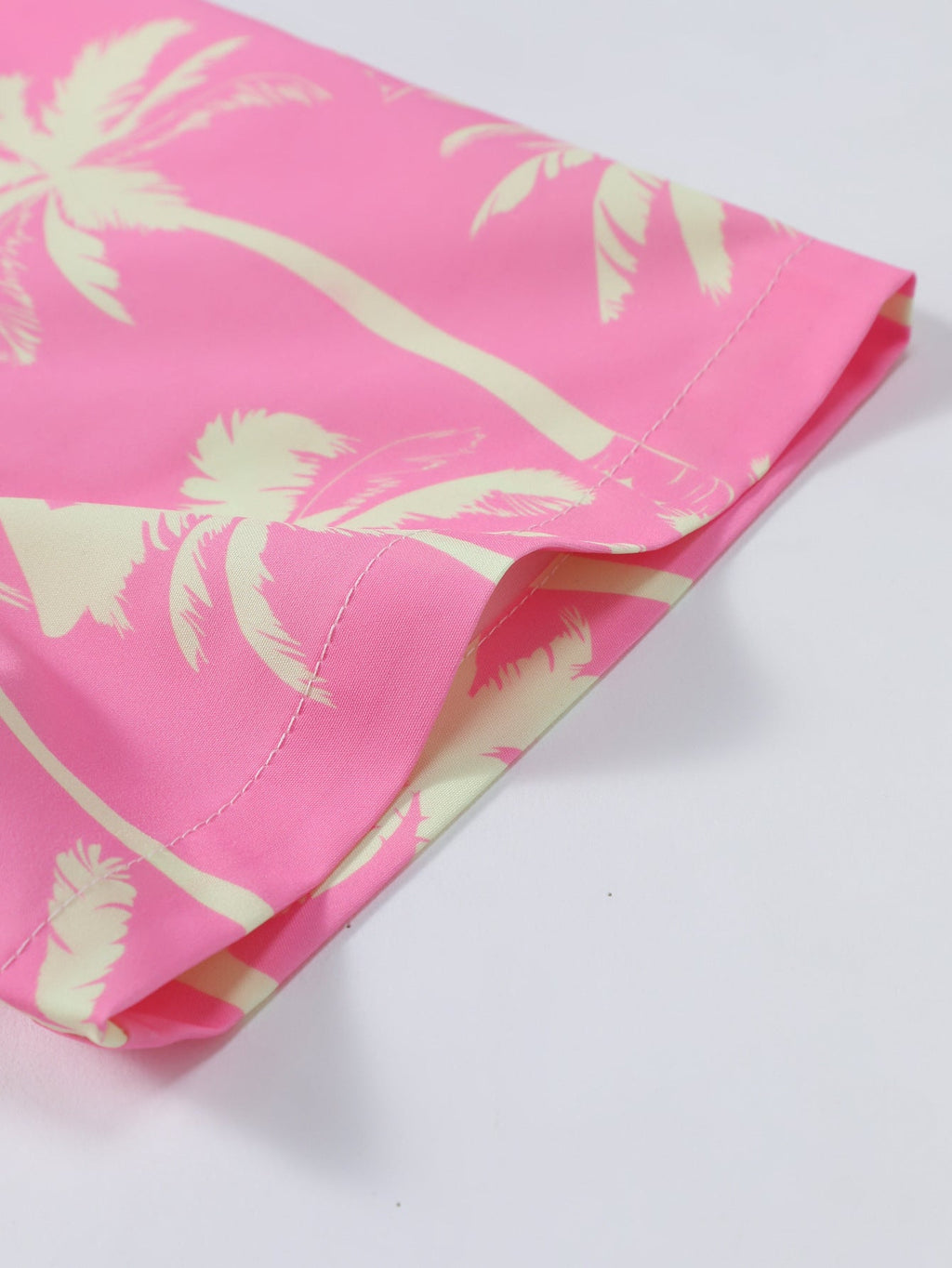 Camisa abotonada con estampado de palmeras y bañador corto