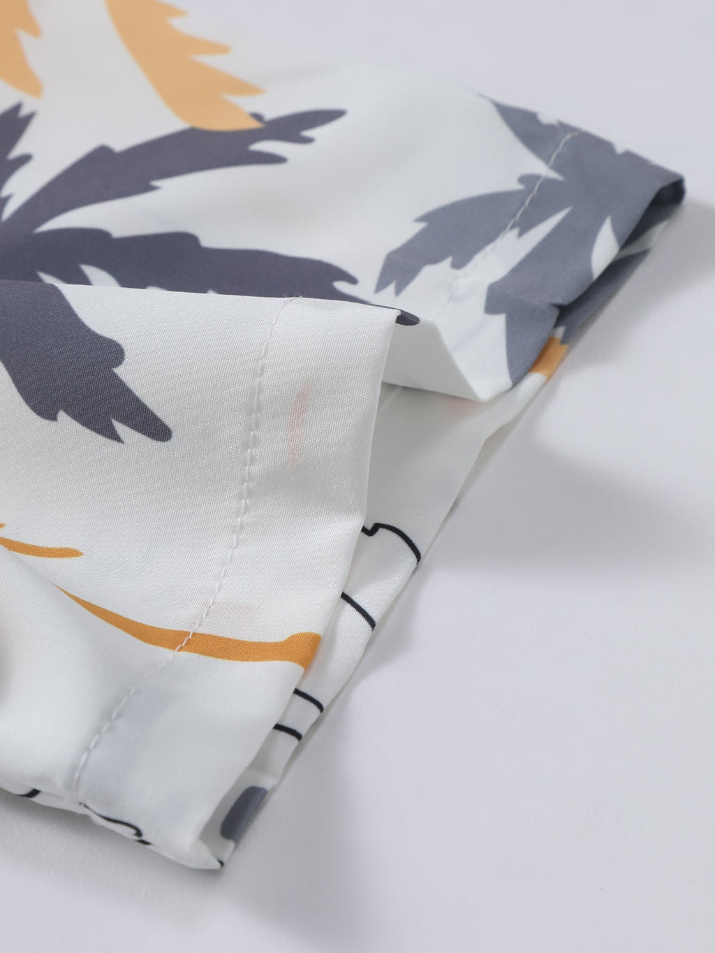 Camisa abotonada con estampado de palmeras y bañador tipo bermuda