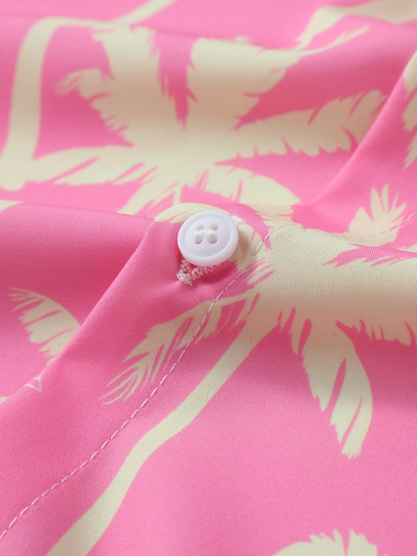Camisa abotonada con estampado de palmeras y bañador corto