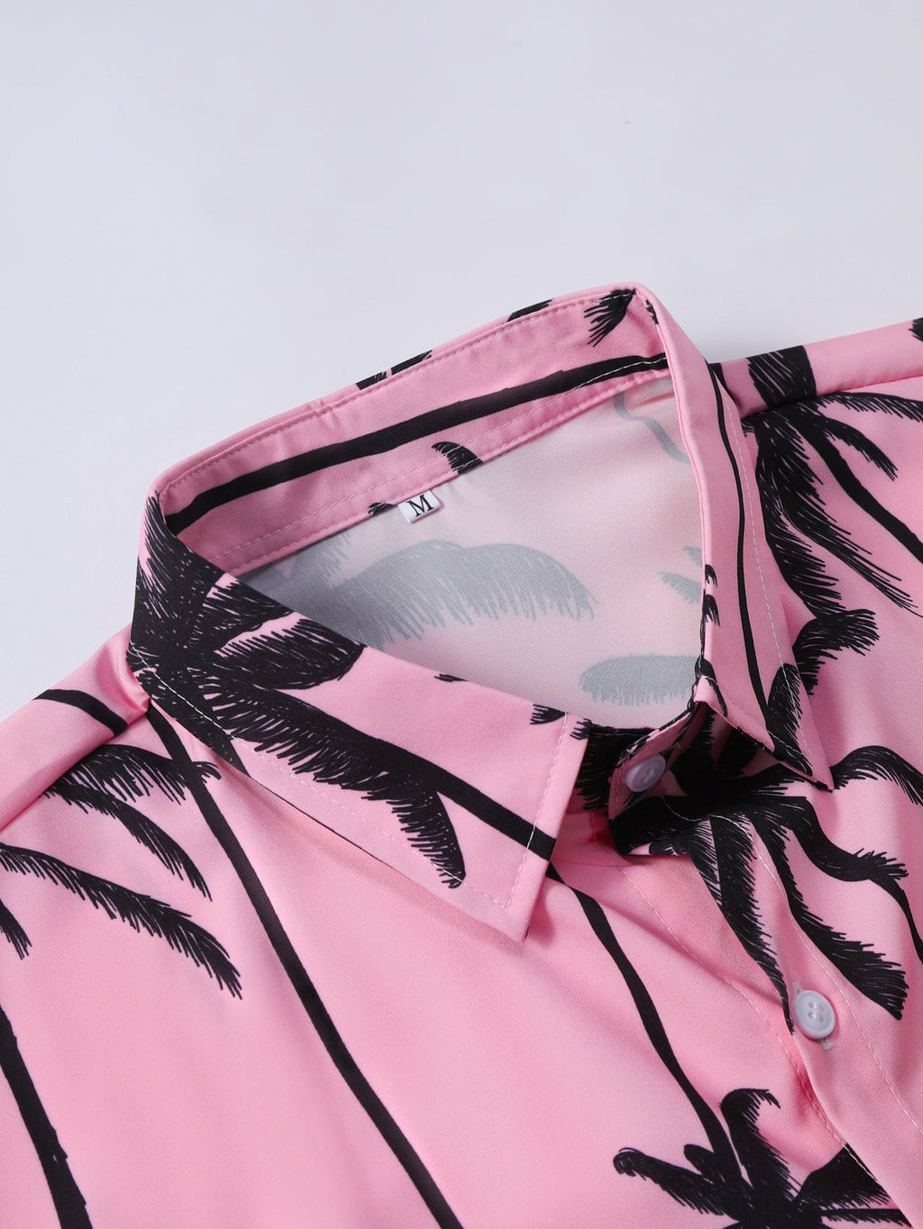 Camisa abotonada con estampado de palmeras y bañador corto