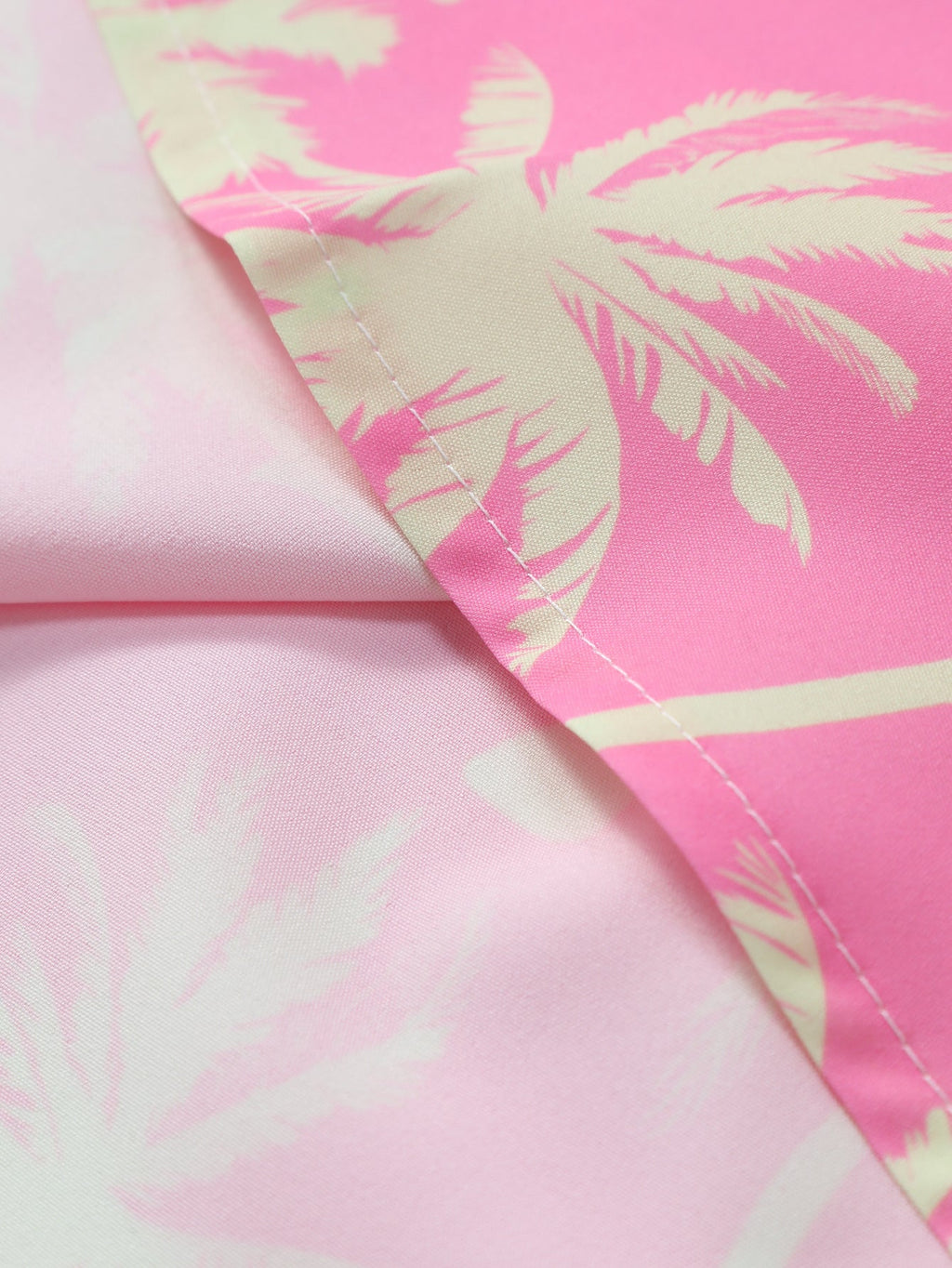 Camisa abotonada con estampado de palmeras y bañador corto