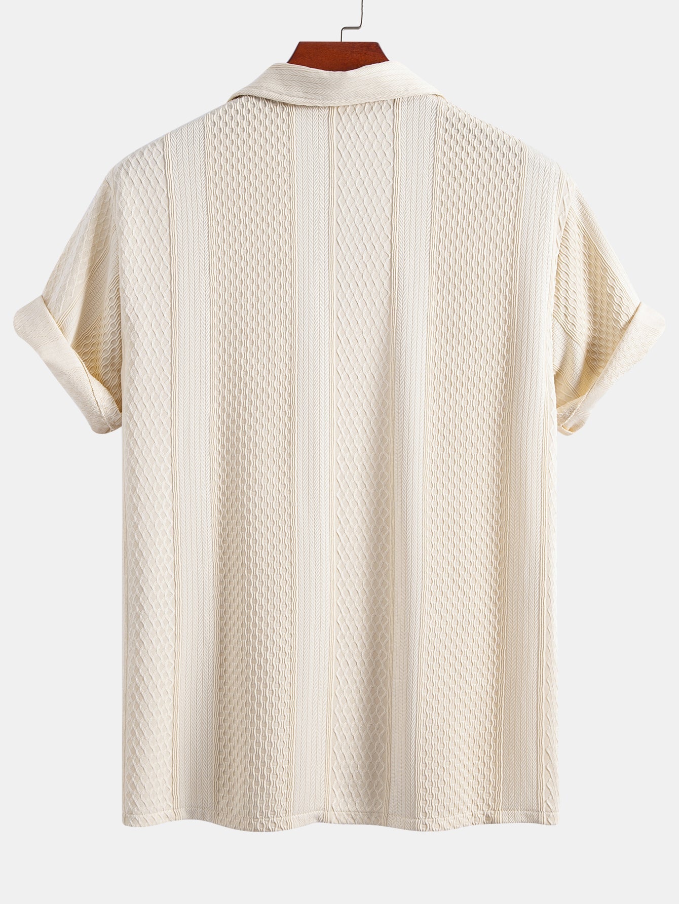 Camisa de botones con estampado jacquard geométrico y pantalones rectos con textura arrugada