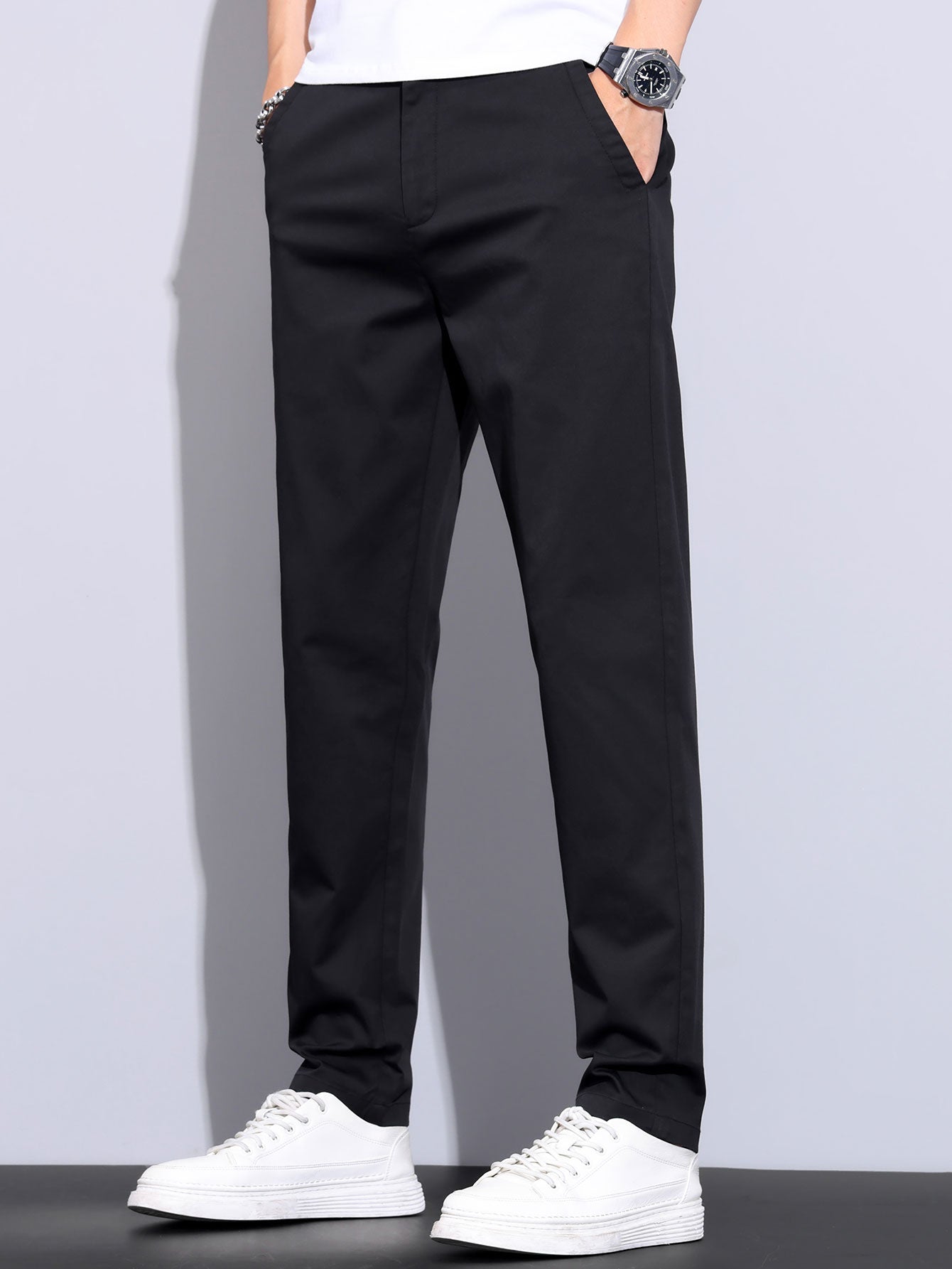 Polo de punto con cremallera texturizada y ribetes en contraste, y pantalones de corte recto con cintura elástica
