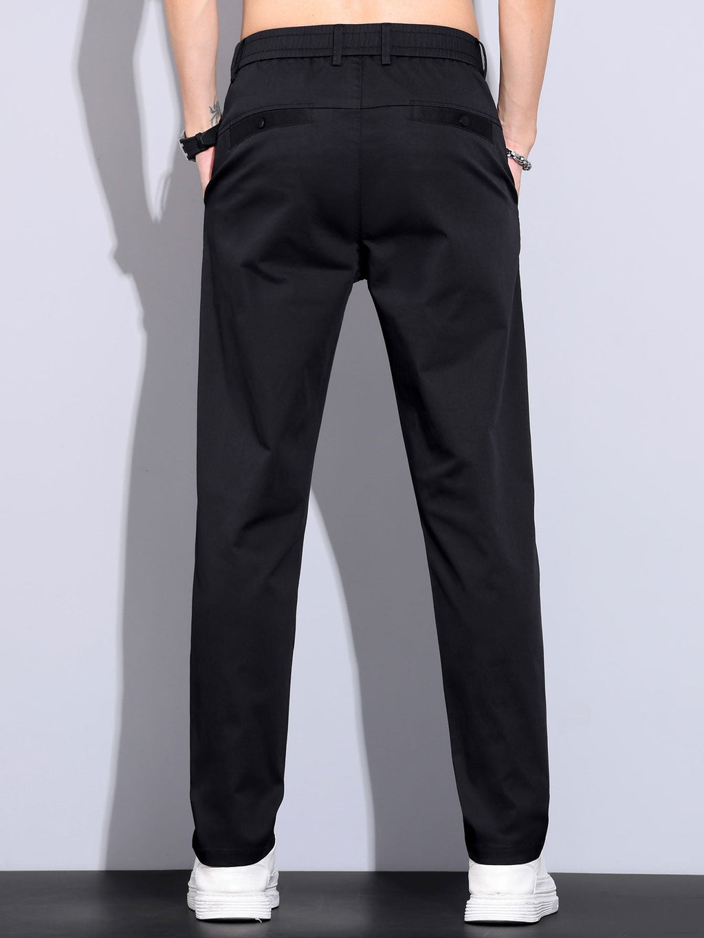 Polo de punto con cremallera texturizada y ribetes en contraste, y pantalones de corte recto con cintura elástica
