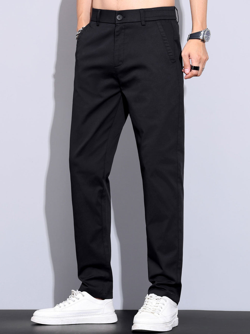 Polo de punto con cremallera texturizada y ribetes en contraste, y pantalones de corte recto con cintura elástica
