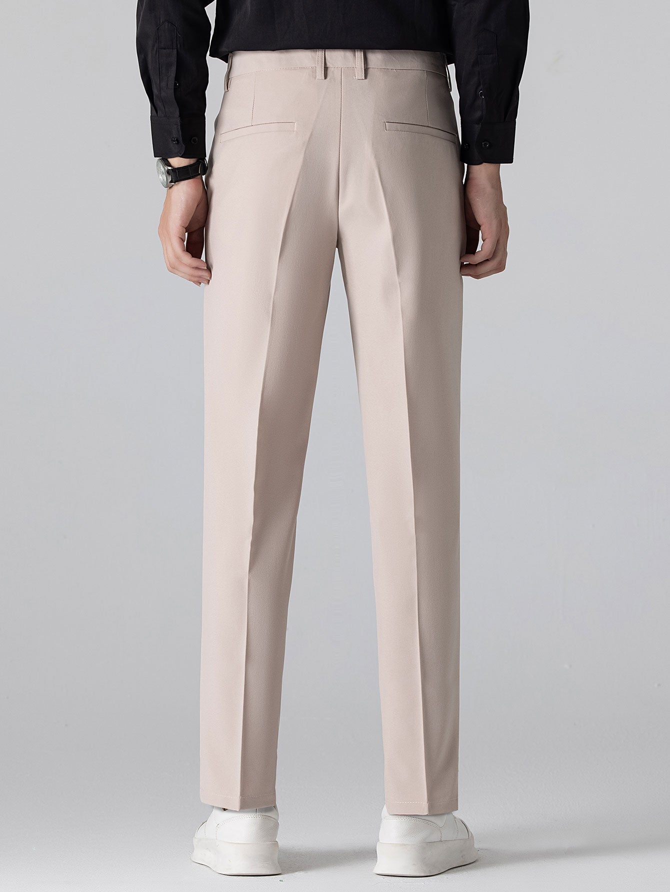 Polo de punto con cremallera texturizada y ribetes en contraste y pantalones ajustados de corte cónico