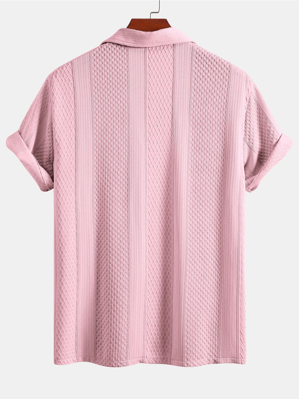 Camisa de botones con estampado jacquard geométrico y pantalones rectos con textura arrugada