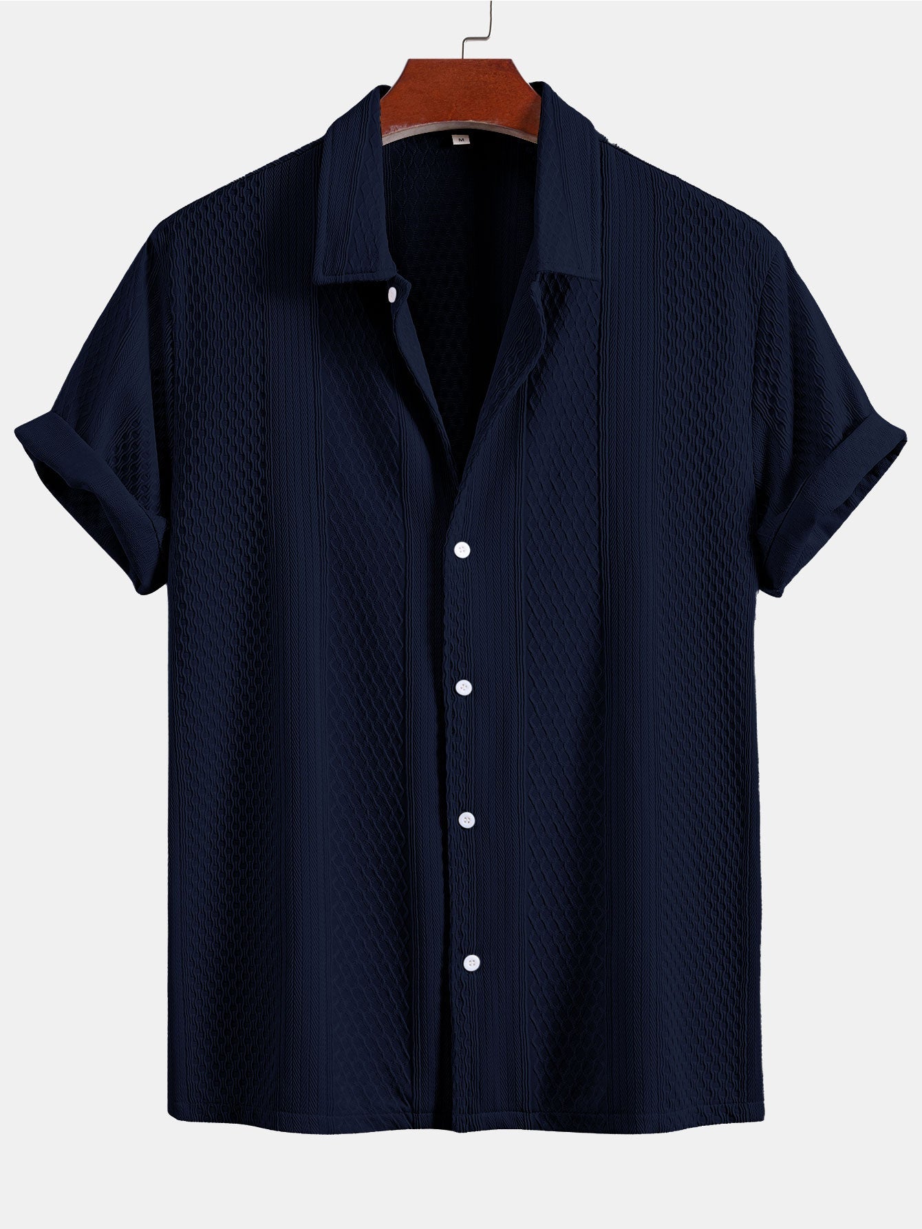 Camisa de botones con estampado jacquard geométrico y pantalones rectos con textura arrugada