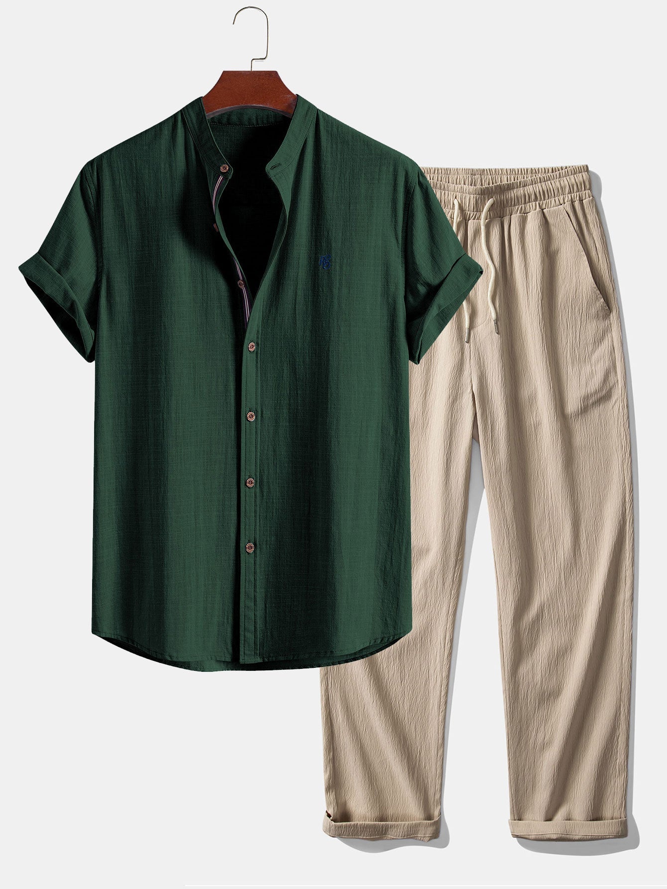 Camisa de manga corta con cuello alto y efecto lino, y pantalones rectos con textura arrugada