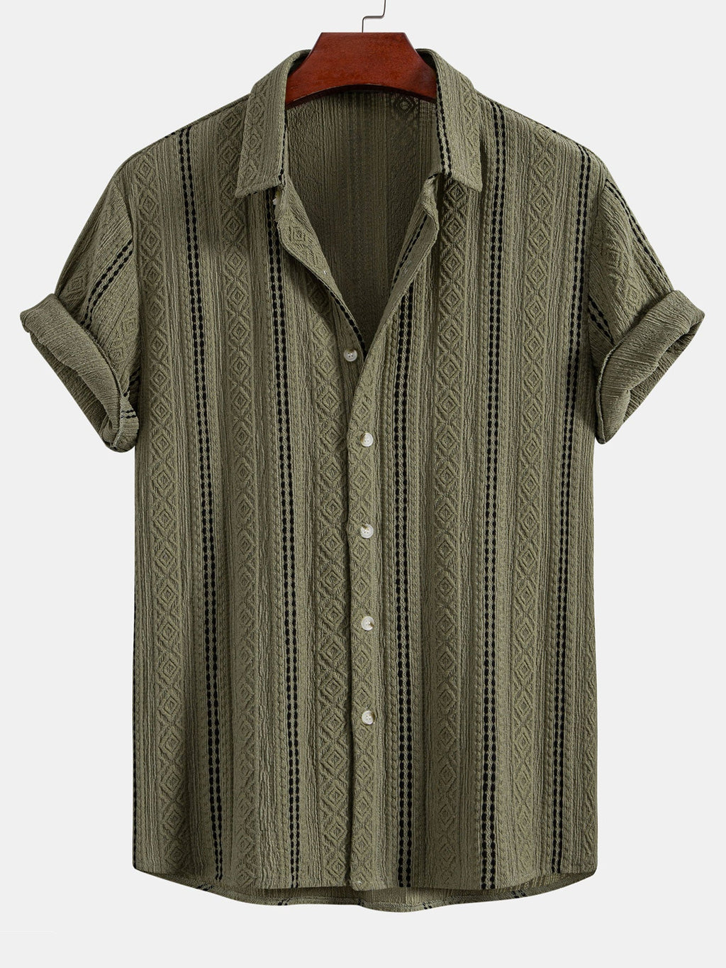 Camisa de jacquard con rayas geométricas y botones, y pantalones cortos de 5" con cordón y textura arrugada