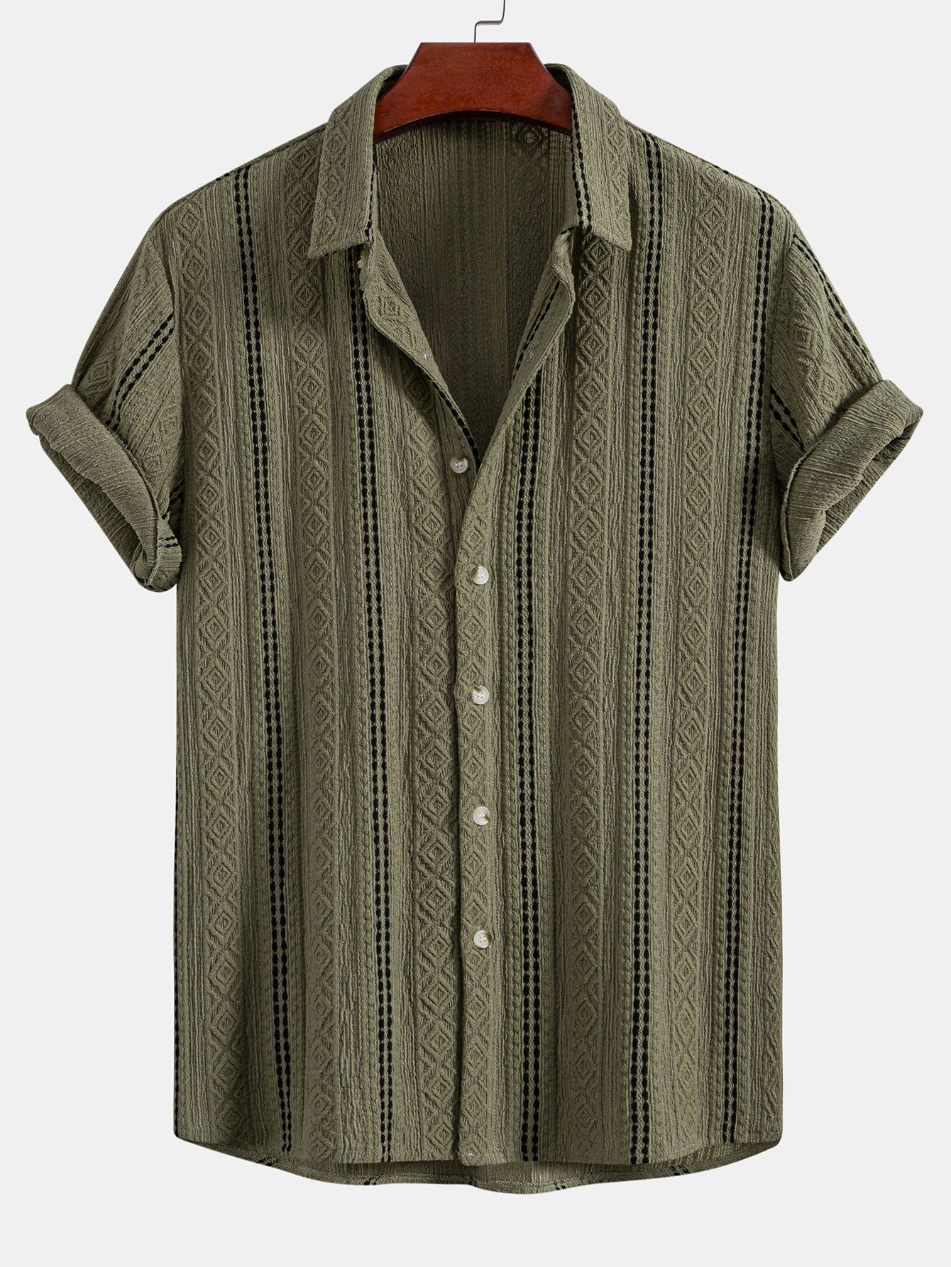 Camisa de jacquard con rayas geométricas y botones, y pantalones cortos de 5" con cordón y textura arrugada