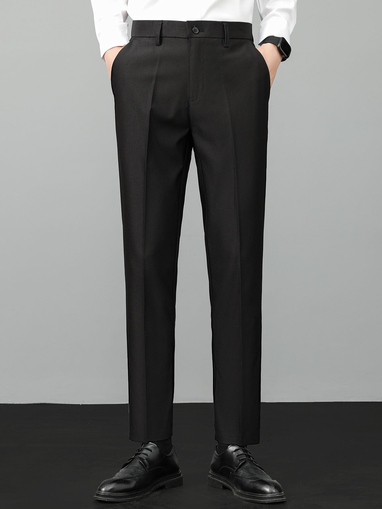 Polo de punto con cremallera texturizada y ribetes en contraste y pantalones ajustados de corte cónico