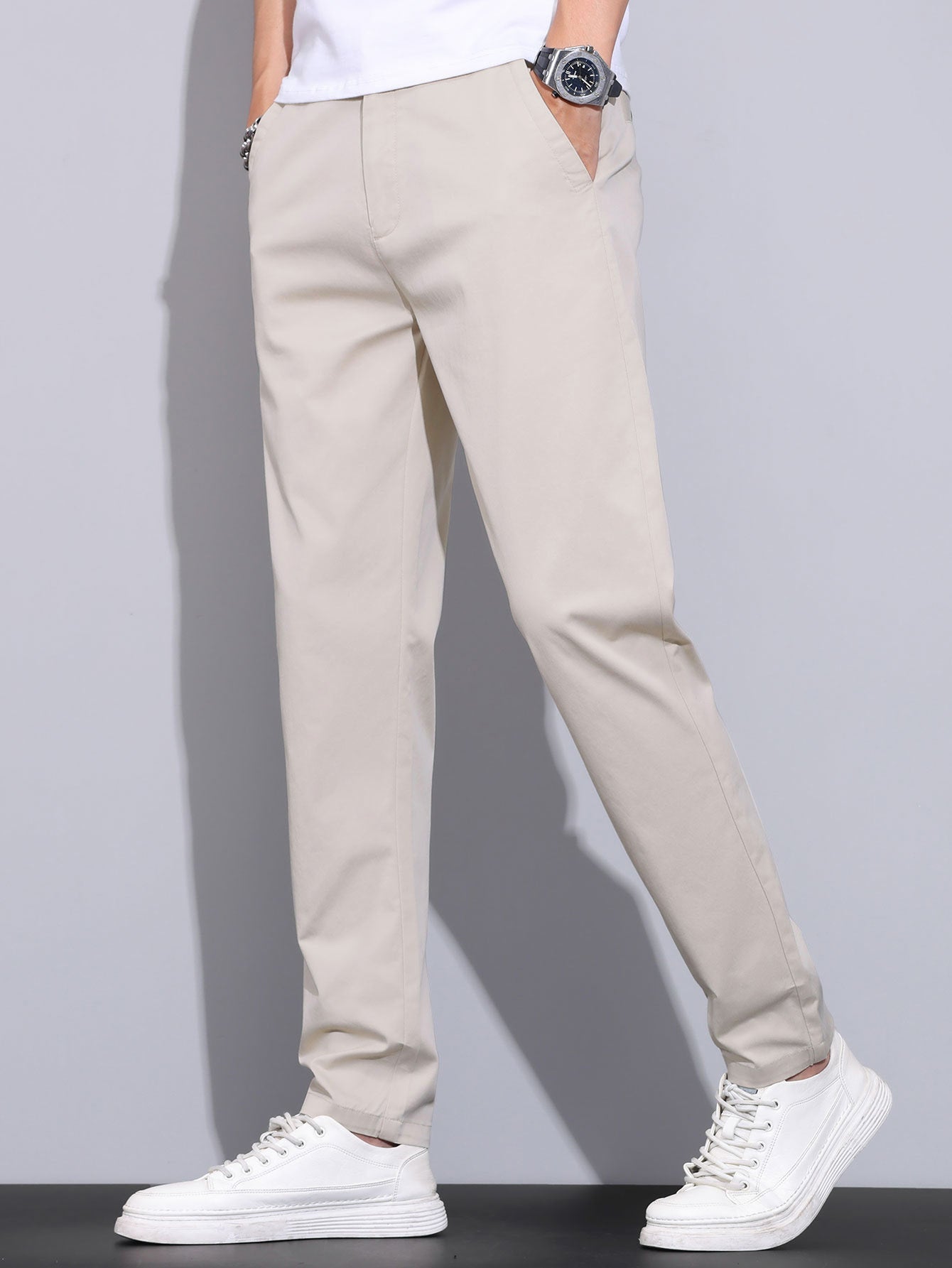 Polo de punto con cremallera texturizada y ribetes en contraste, y pantalones de corte recto con cintura elástica