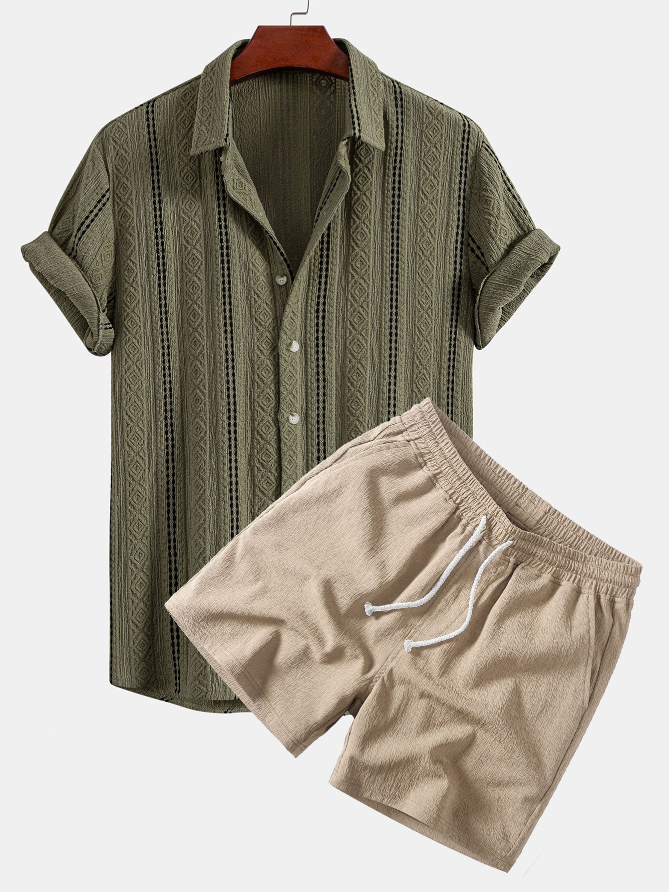 Camisa de jacquard con rayas geométricas y botones, y pantalones cortos de 5" con cordón y textura arrugada