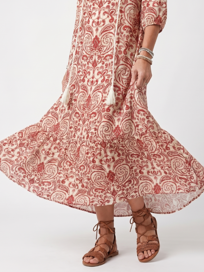 Noelle | Vestido Midi con Estampado Ornamentado y Lazos de Borlas