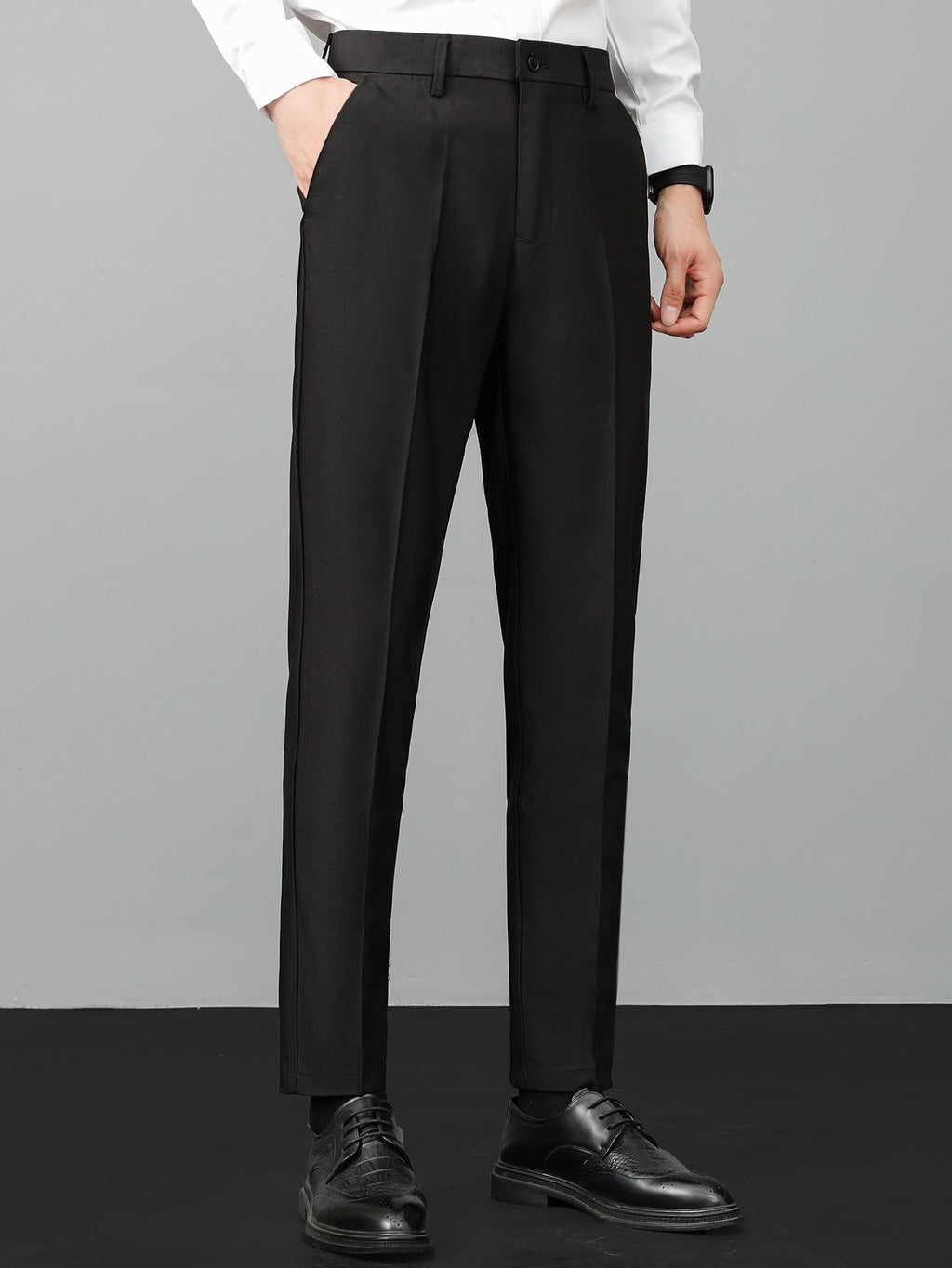 Polo de punto con cremallera texturizada y ribetes en contraste y pantalones ajustados de corte cónico