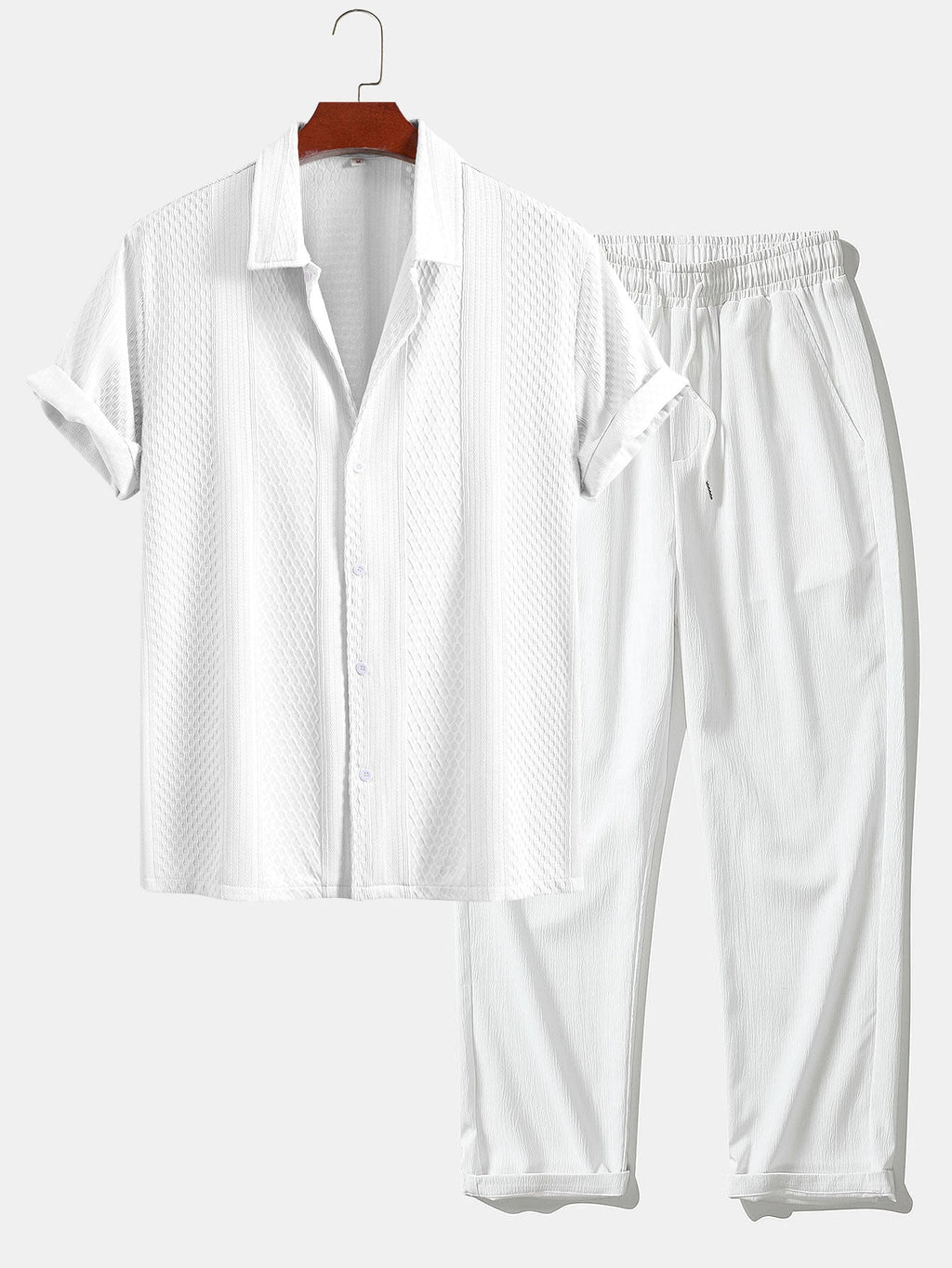 Camisa de botones con estampado jacquard geométrico y pantalones rectos con textura arrugada