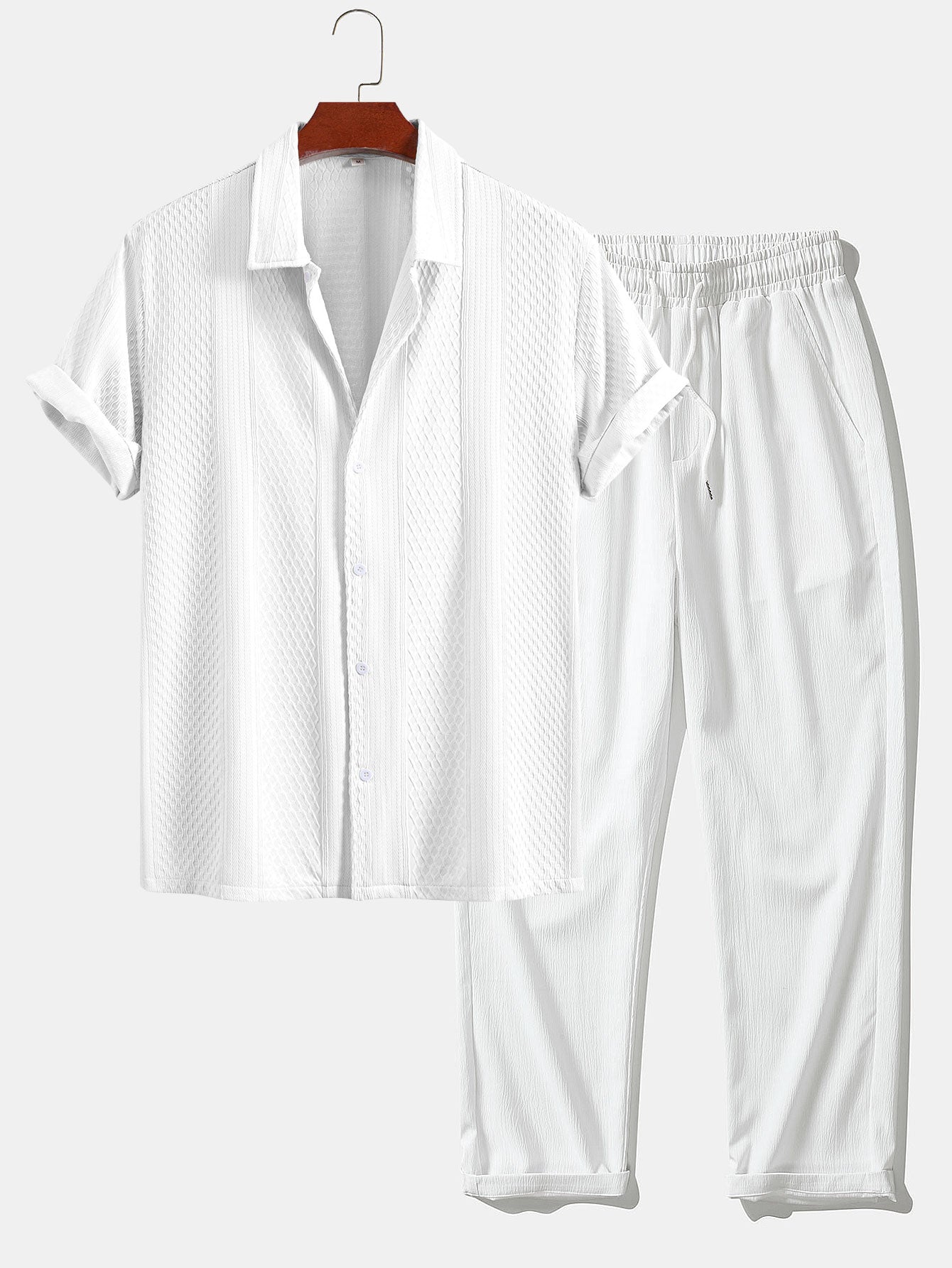 Camisa de botones con estampado jacquard geométrico y pantalones rectos con textura arrugada