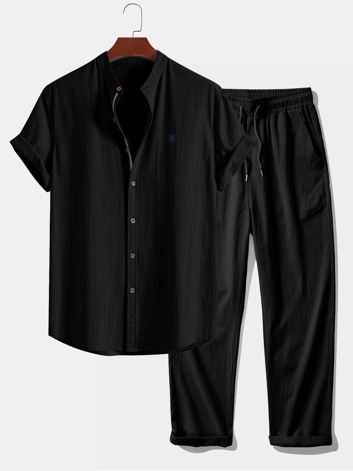 Camisa de manga corta con cuello alto y efecto lino, y pantalones rectos con textura arrugada
