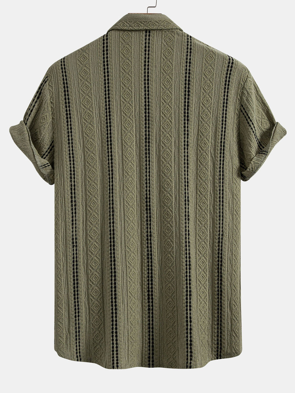 Camisa de jacquard con rayas geométricas y botones, y pantalones cortos de 5" con cordón y textura arrugada