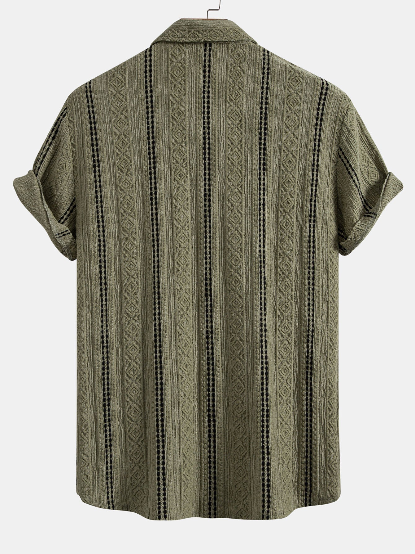 Camisa de jacquard con rayas geométricas y botones, y pantalones cortos de 5" con cordón y textura arrugada