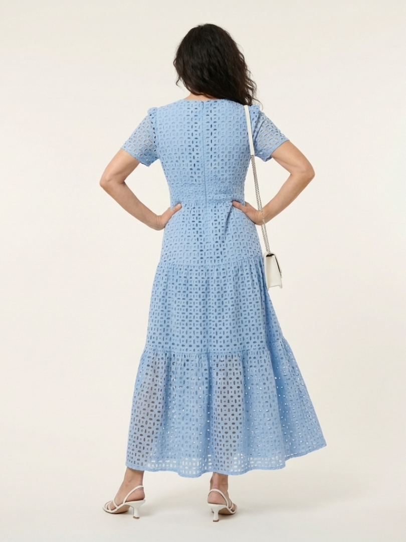 Brielle | Vestido Midi Escalonado de Manga Corta y Escote en V