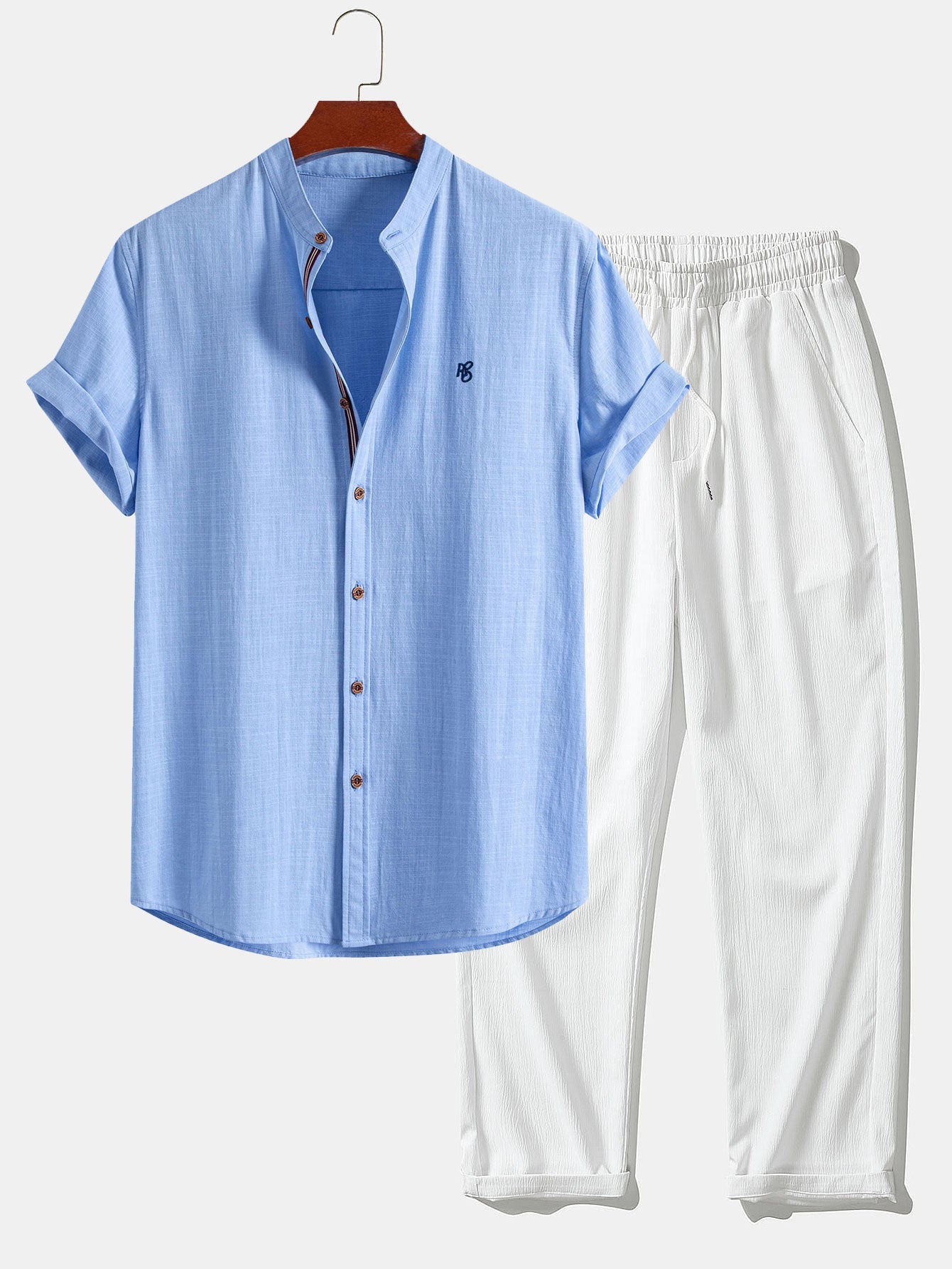 Camisa de manga corta con cuello alto y efecto lino, y pantalones rectos con textura arrugada