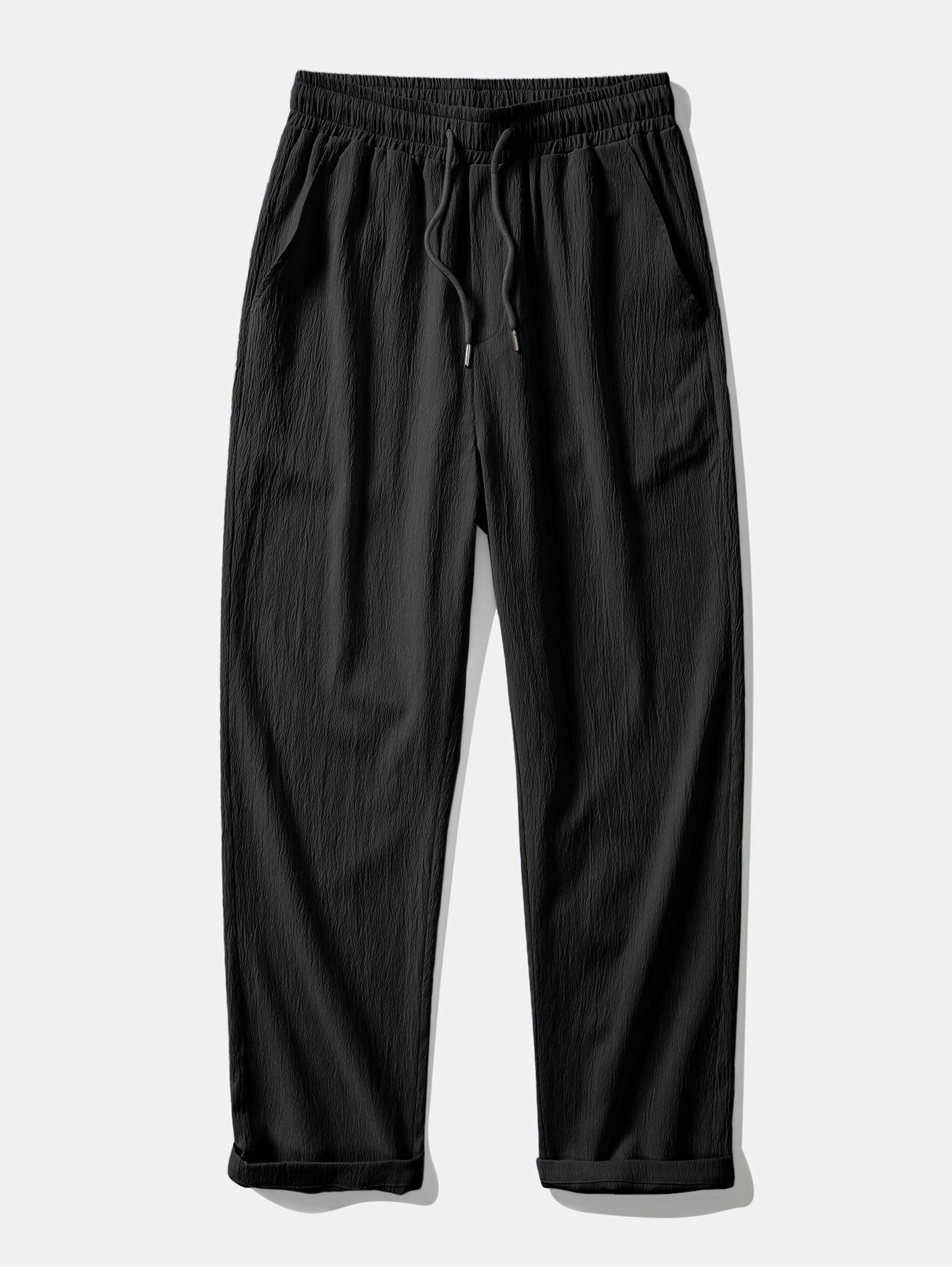 Camisa de manga corta con cuello alto y efecto lino, y pantalones rectos con textura arrugada