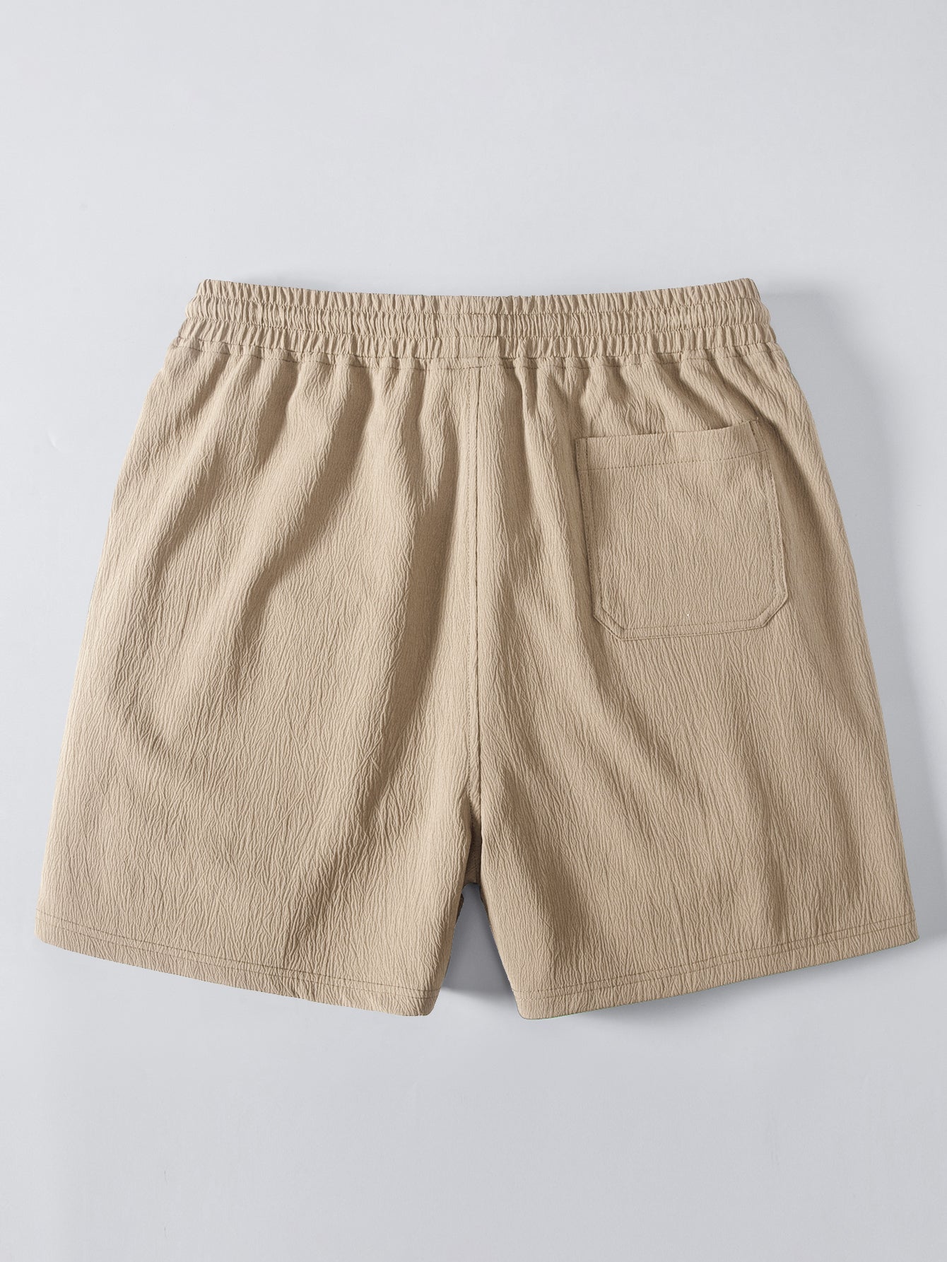 Camisa de jacquard con rayas geométricas y botones, y pantalones cortos de 5" con cordón y textura arrugada