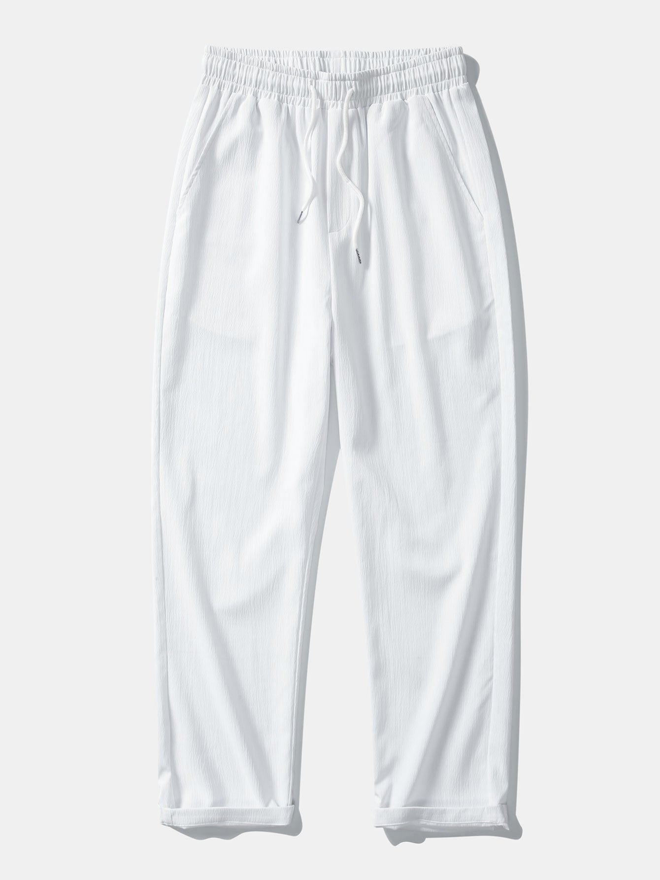 Camisa de manga corta con cuello alto y efecto lino, y pantalones rectos con textura arrugada