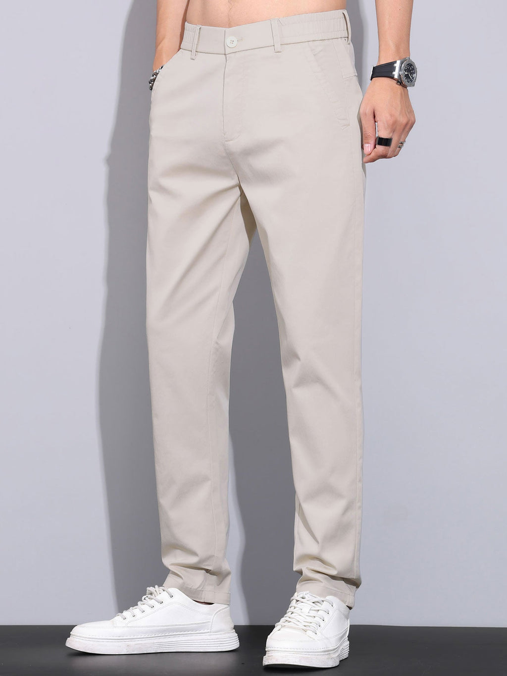 Polo de punto con cremallera texturizada y ribetes en contraste, y pantalones de corte recto con cintura elástica