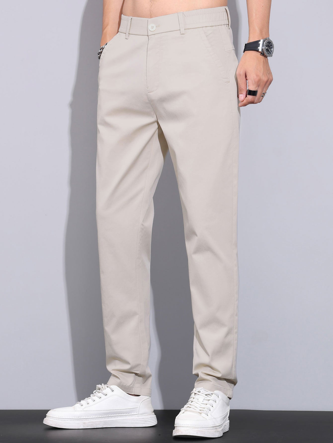 Polo de punto con cremallera texturizada y ribetes en contraste, y pantalones de corte recto con cintura elástica