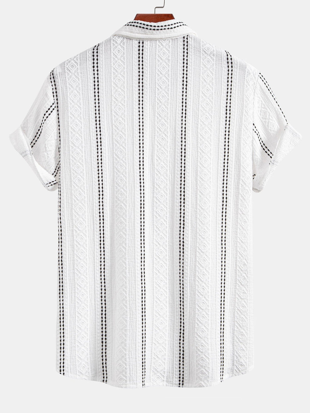 Camisa de jacquard con rayas geométricas y botones, y pantalones cortos de 5" con cordón y textura arrugada
