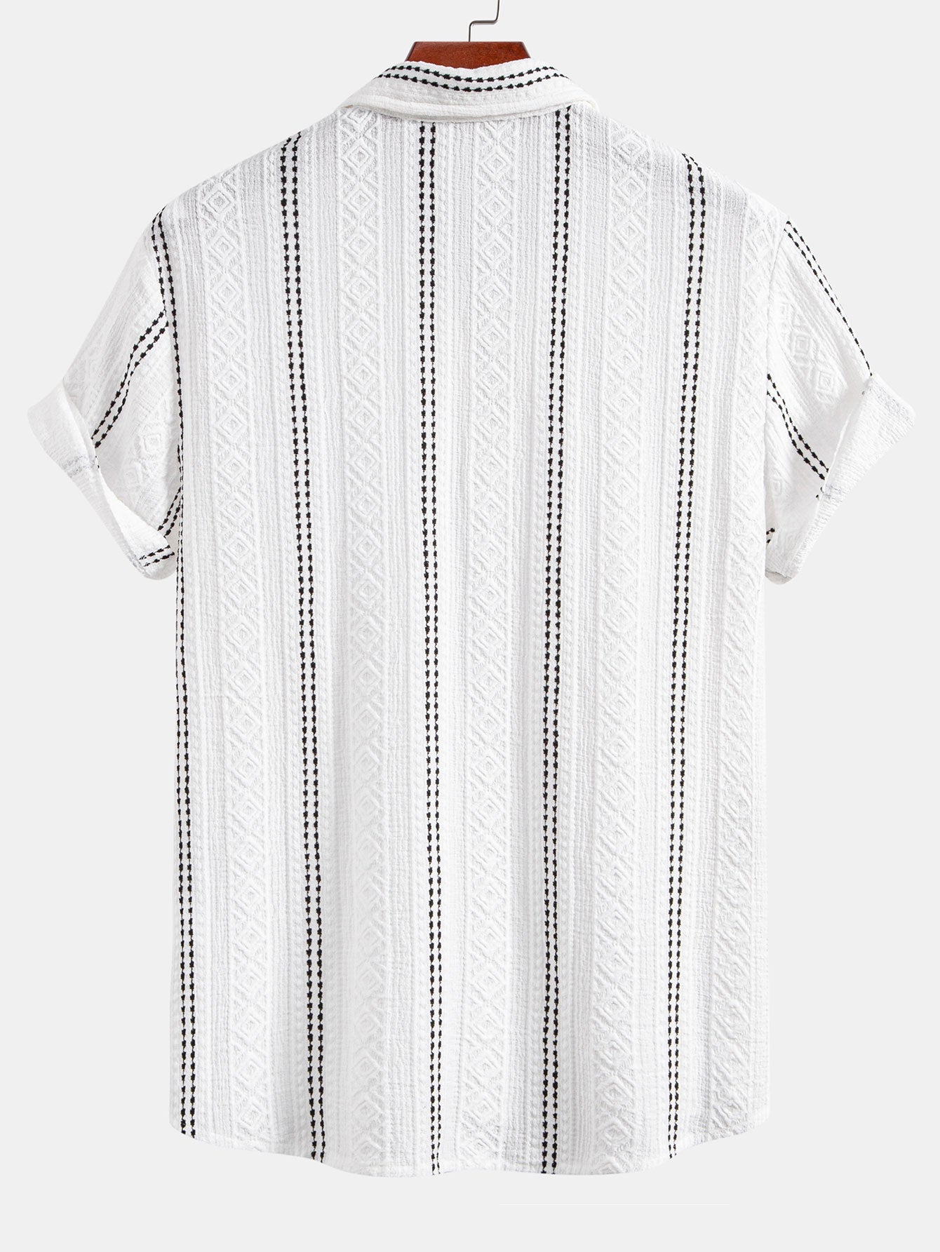 Camisa de jacquard con rayas geométricas y botones, y pantalones cortos de 5" con cordón y textura arrugada