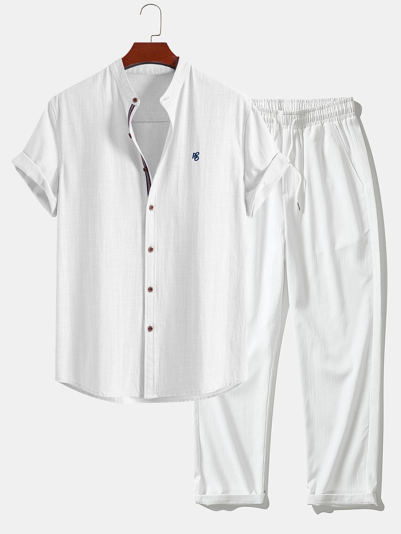 Camisa de manga corta con cuello alto y efecto lino, y pantalones rectos con textura arrugada