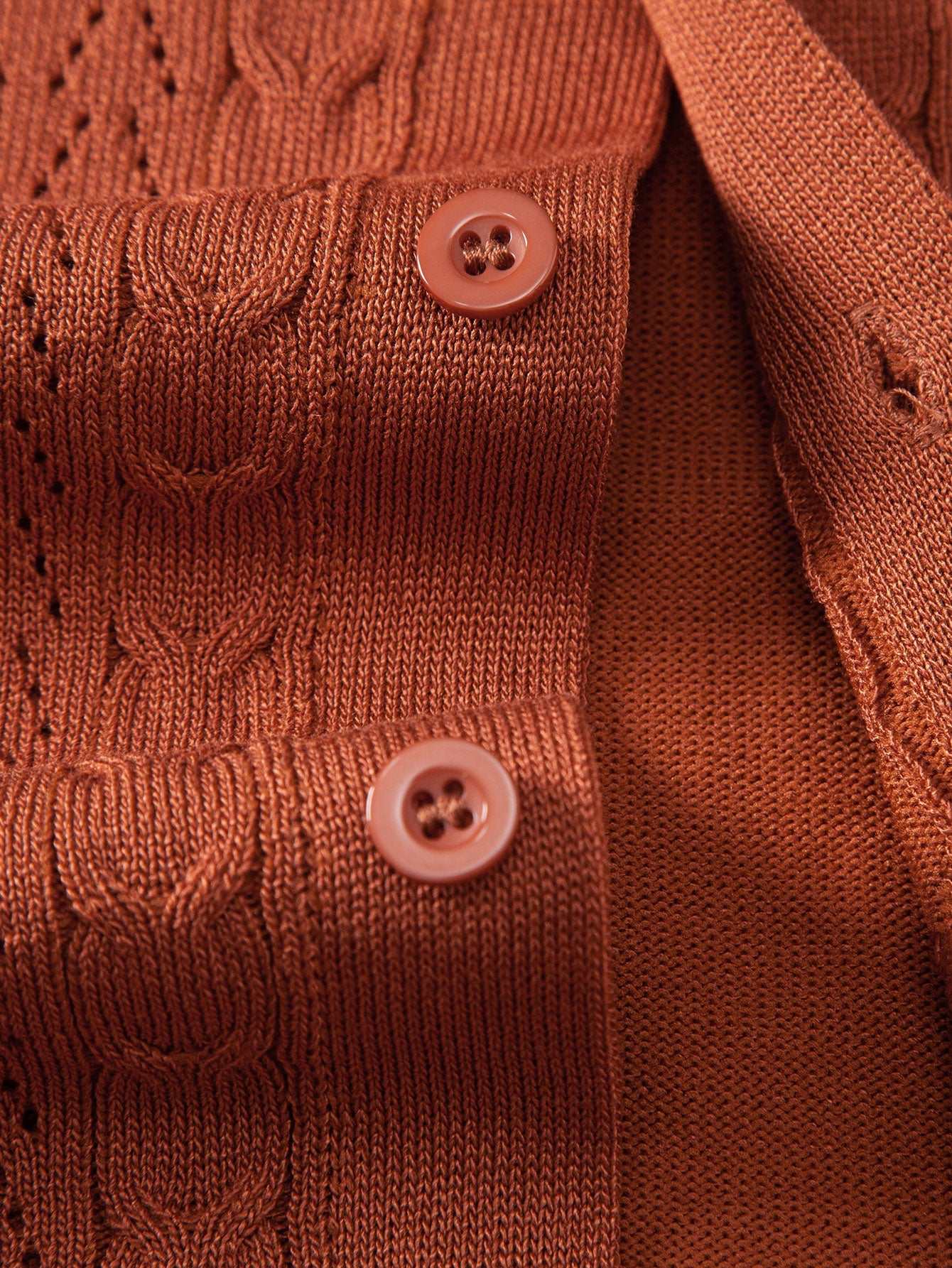 Camisa de punto jacquard retorcido con botones y pantalones de lino de corte recto