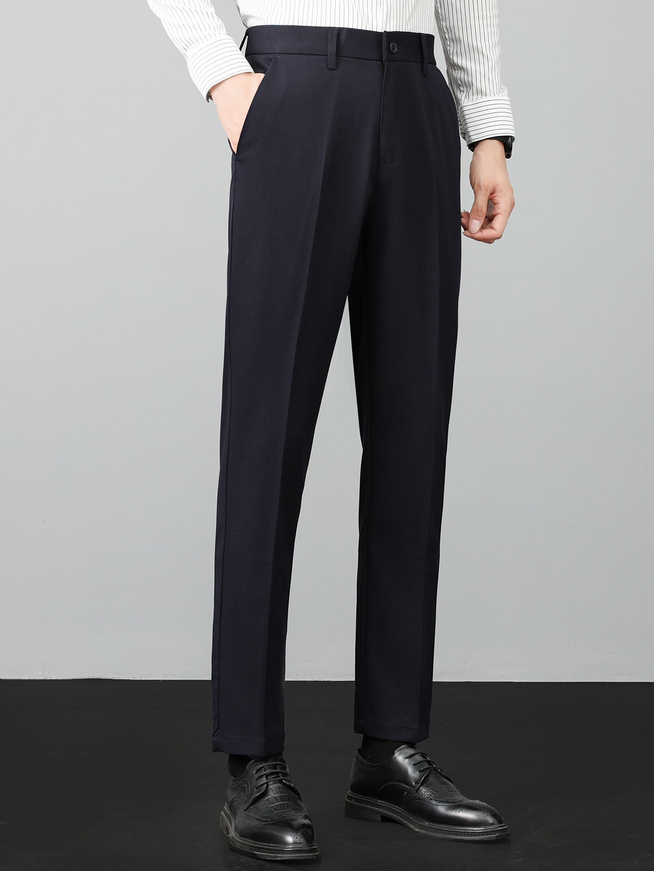 Polo de punto con cremallera texturizada y ribetes en contraste y pantalones ajustados de corte cónico