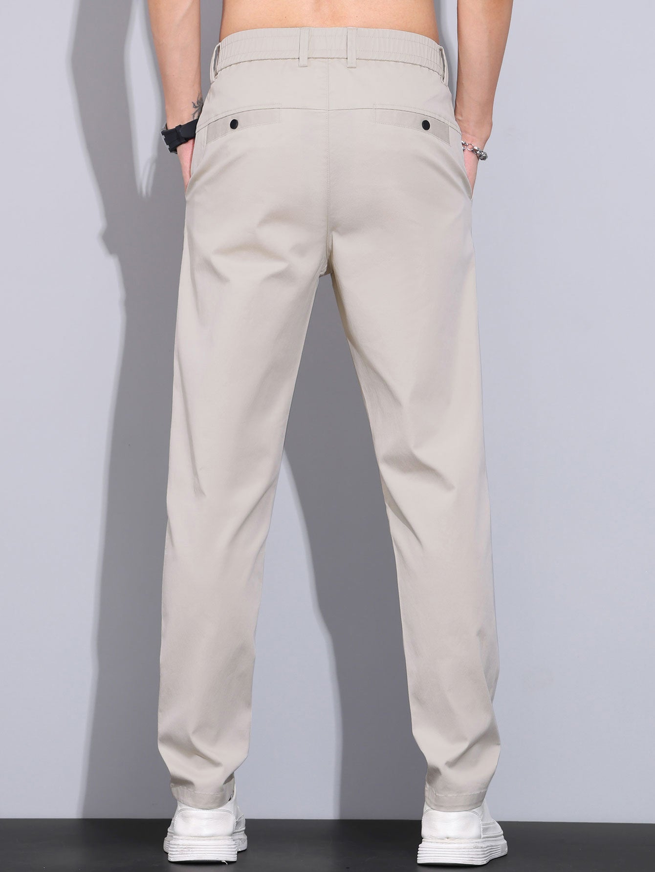 Polo de punto con cremallera texturizada y ribetes en contraste, y pantalones de corte recto con cintura elástica