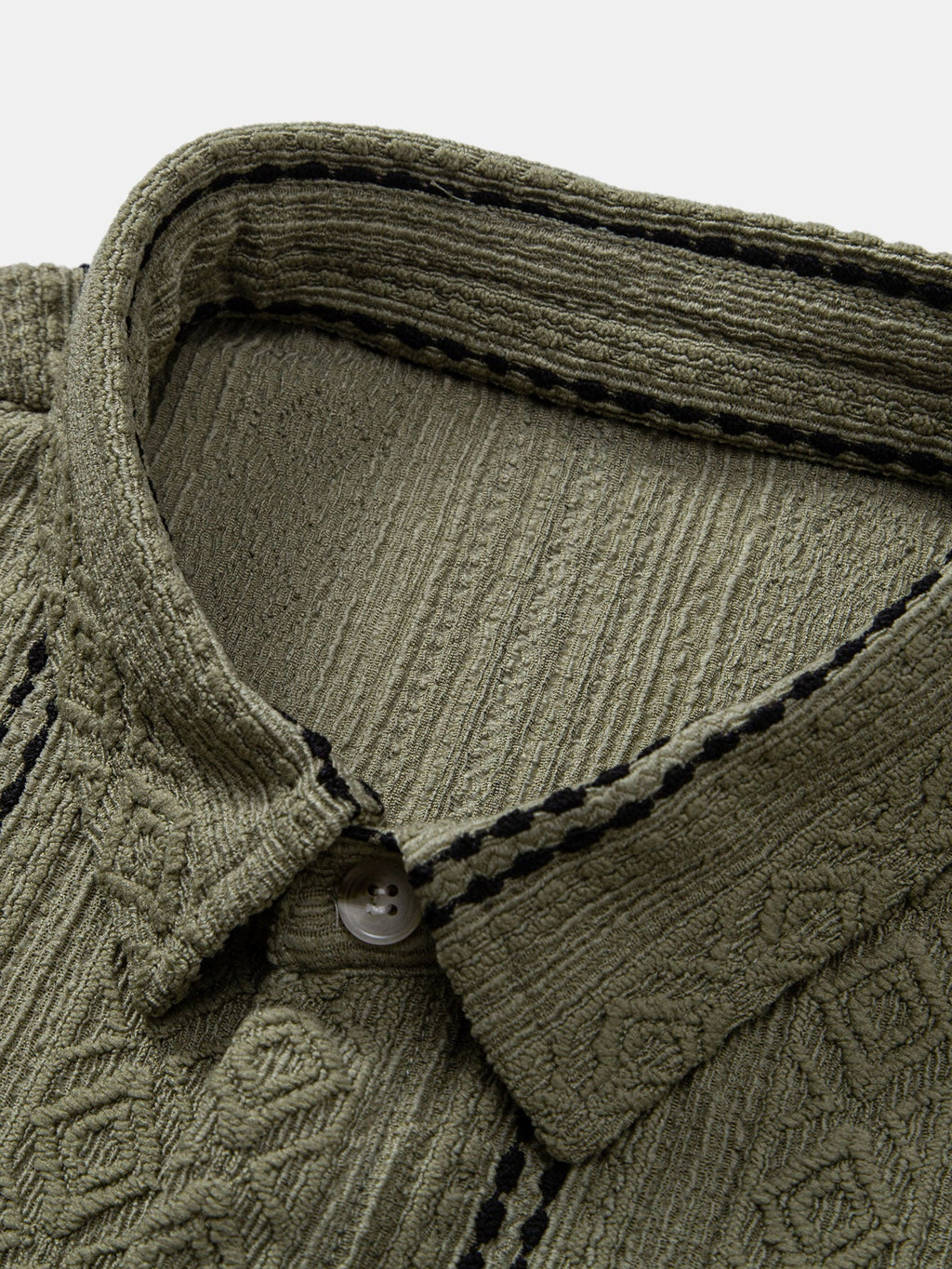 Camisa de jacquard con rayas geométricas y botones, y pantalones cortos de 5" con cordón y textura arrugada