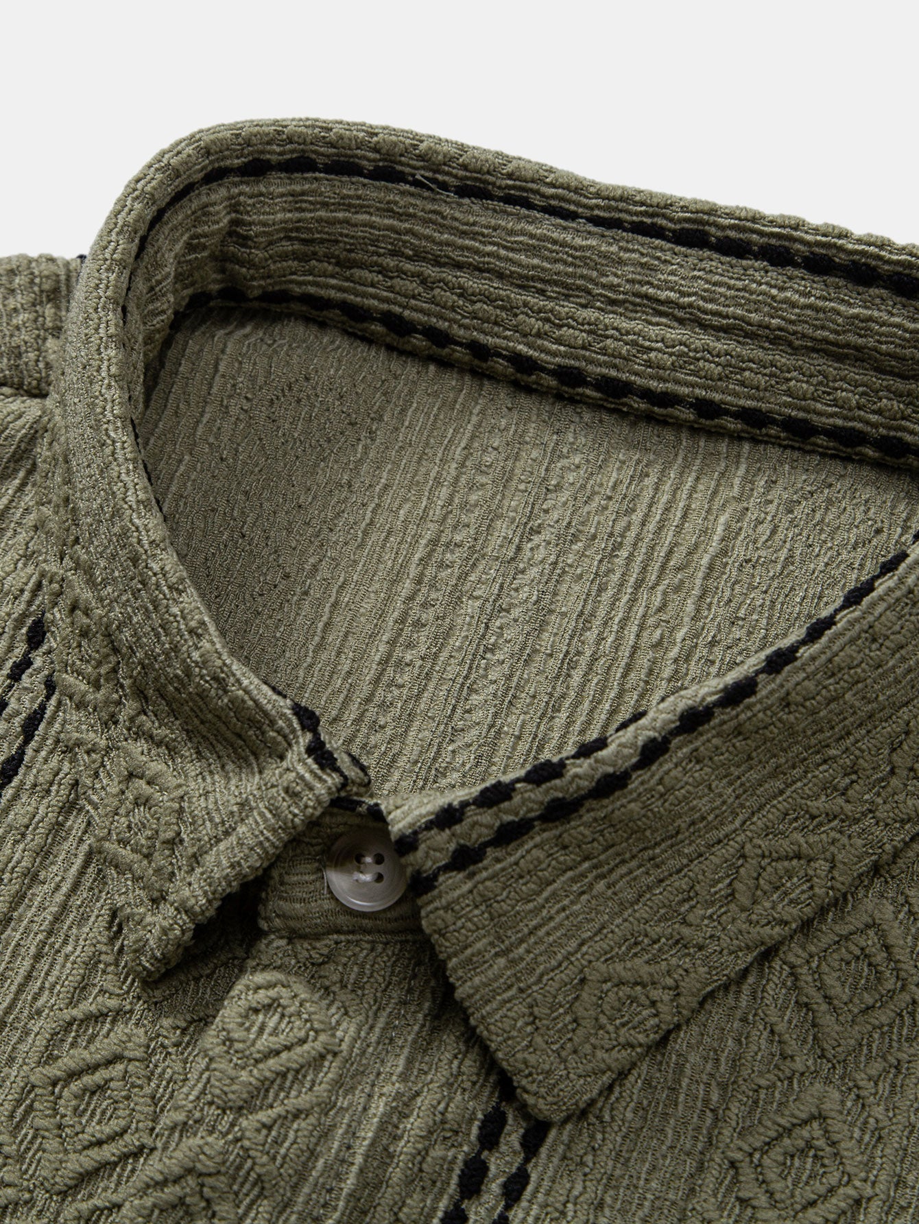 Camisa de jacquard con rayas geométricas y botones, y pantalones cortos de 5" con cordón y textura arrugada