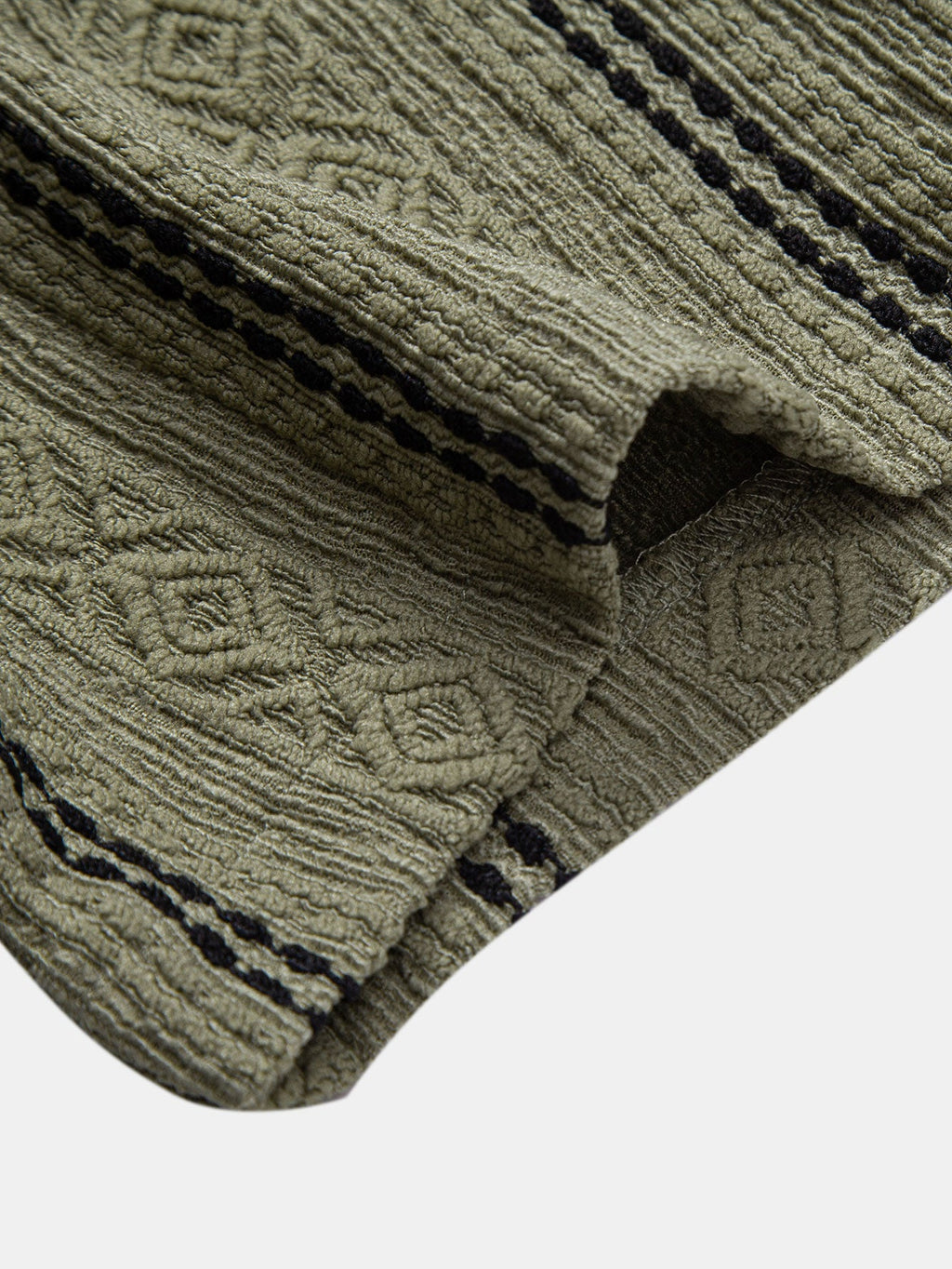 Camisa de jacquard con rayas geométricas y botones, y pantalones cortos de 5" con cordón y textura arrugada