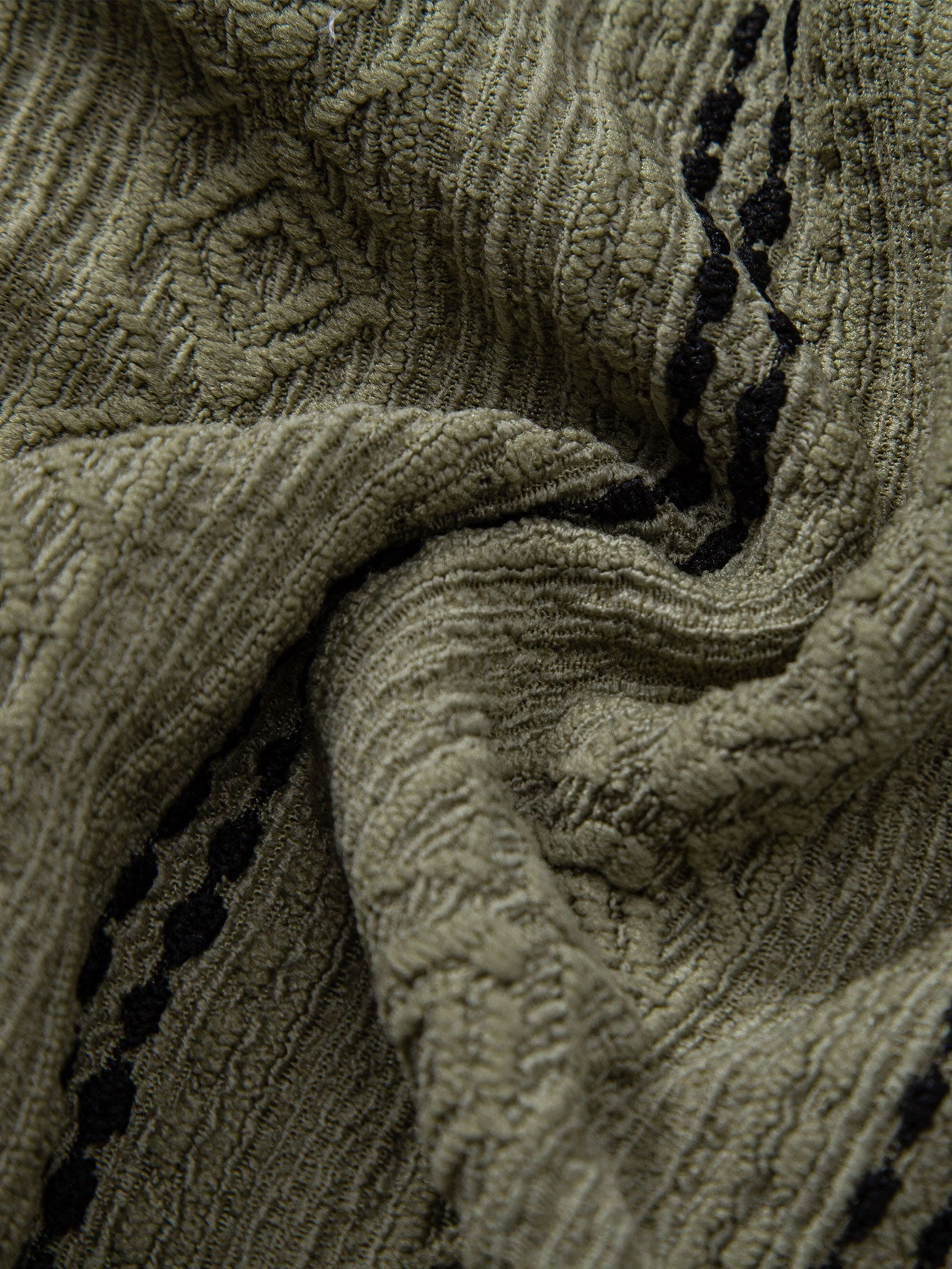 Camisa de jacquard con rayas geométricas y botones, y pantalones cortos de 5" con cordón y textura arrugada