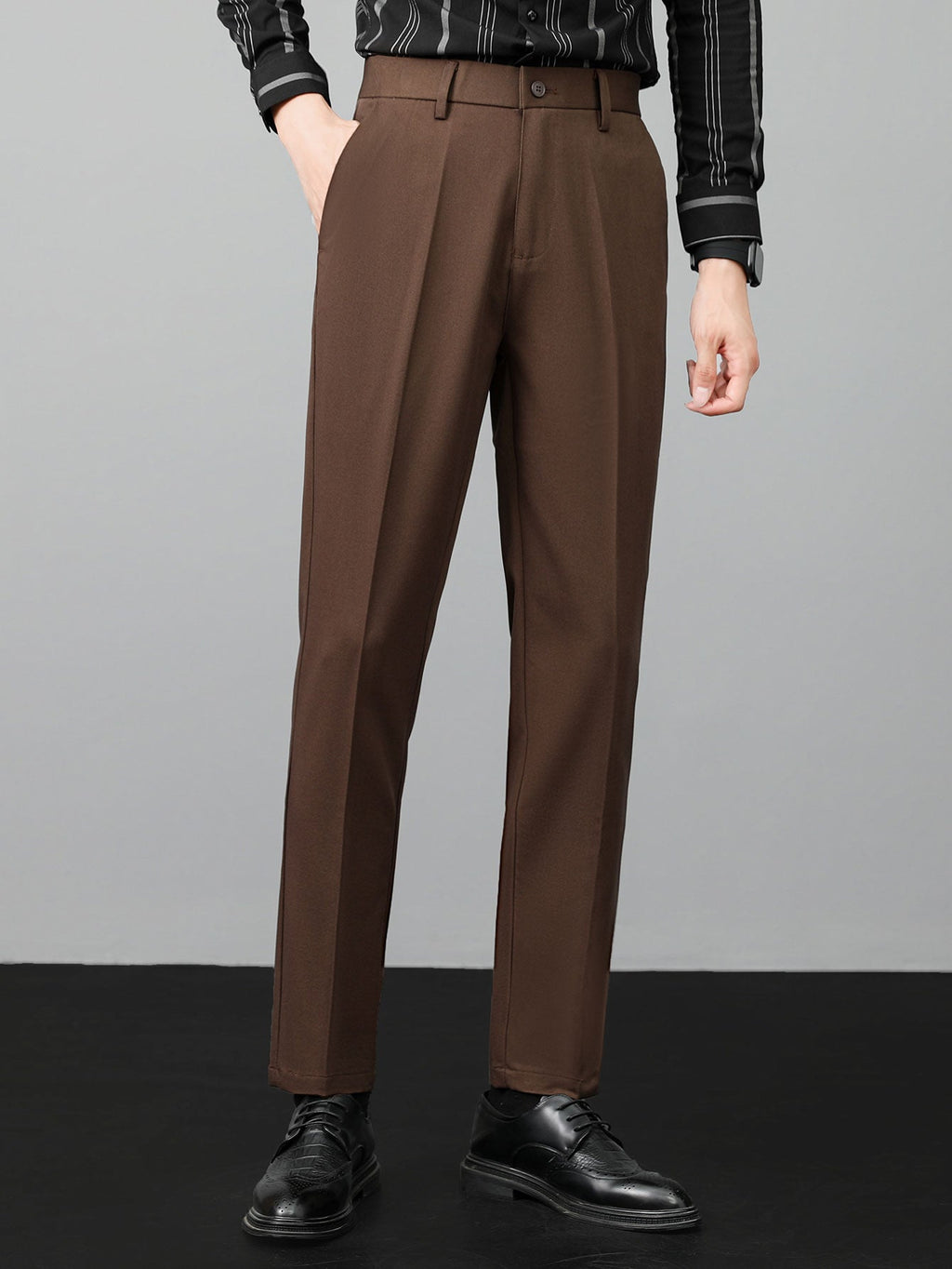 Polo de punto con cremallera texturizada y ribetes en contraste y pantalones ajustados de corte cónico